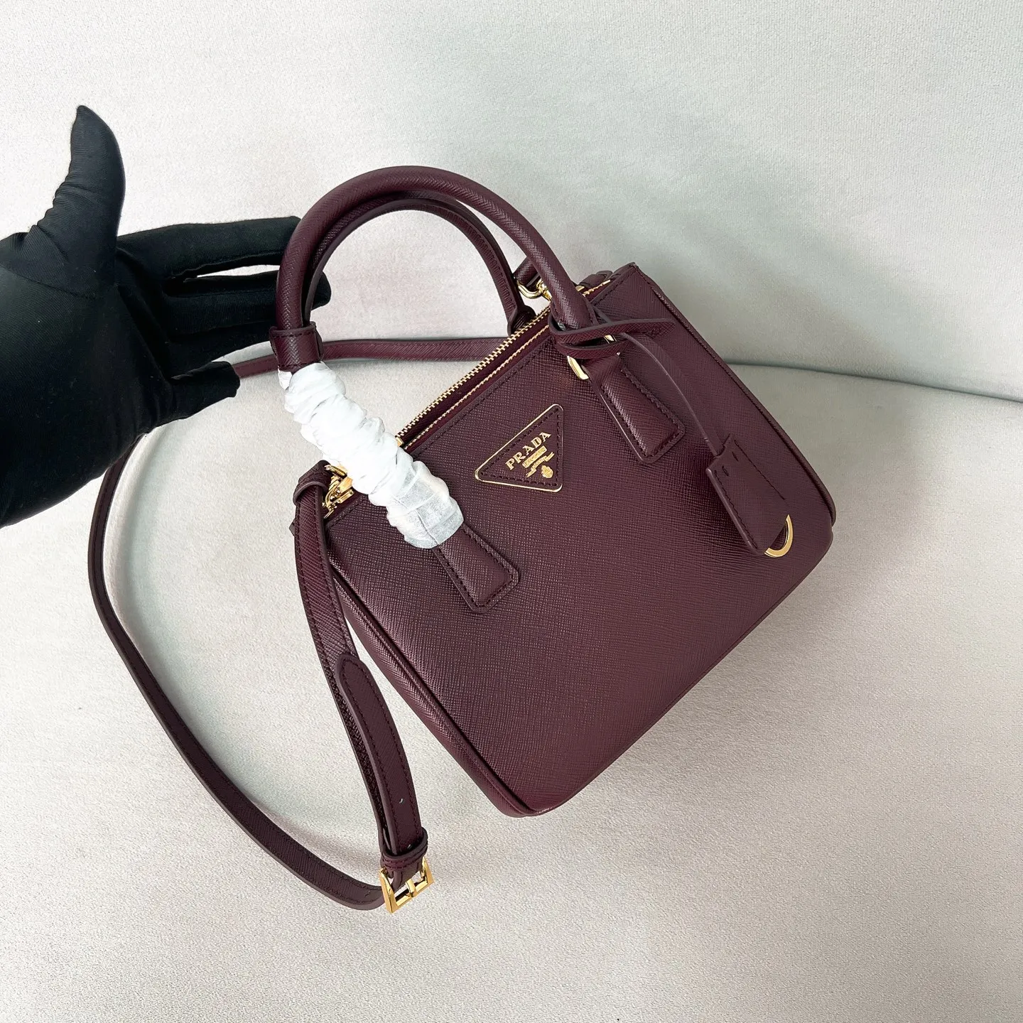 💰1700✨New product launch✨P’s classic Galleria Saffiano leather handbag - "Killer Bag" is available in Mini No. 1BA906. People who know fashion love killer bags. The bag should look like a killer bag. It is carefully crafted with Saffiano cross pattern imported from Italy. Minimalist and capable bag shape with triangular metal engraved logo. Double zipper design. The main bag in the middle has a large capacity. Double handles and detachable shoulder straps make it portable or shoulder-wearable. Snap button closure on the side adds elegance and elegance to the changing body of the bag. Small and exquisite, it adds a playful and fashionable feel. Size 20*14.5*9.5 Burgundy color