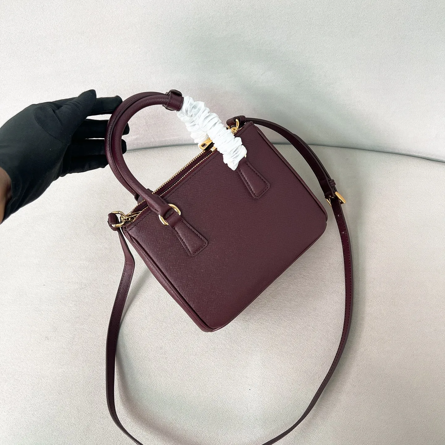 💰1700✨New product launch✨P’s classic Galleria Saffiano leather handbag - "Killer Bag" is available in Mini No. 1BA906. People who know fashion love killer bags. The bag should look like a killer bag. It is carefully crafted with Saffiano cross pattern imported from Italy. Minimalist and capable bag shape with triangular metal engraved logo. Double zipper design. The main bag in the middle has a large capacity. Double handles and detachable shoulder straps make it portable or shoulder-wearable. Snap button closure on the side adds elegance and elegance to the changing body of the bag. Small and exquisite, it adds a playful and fashionable feel. Size 20*14.5*9.5 Burgundy color