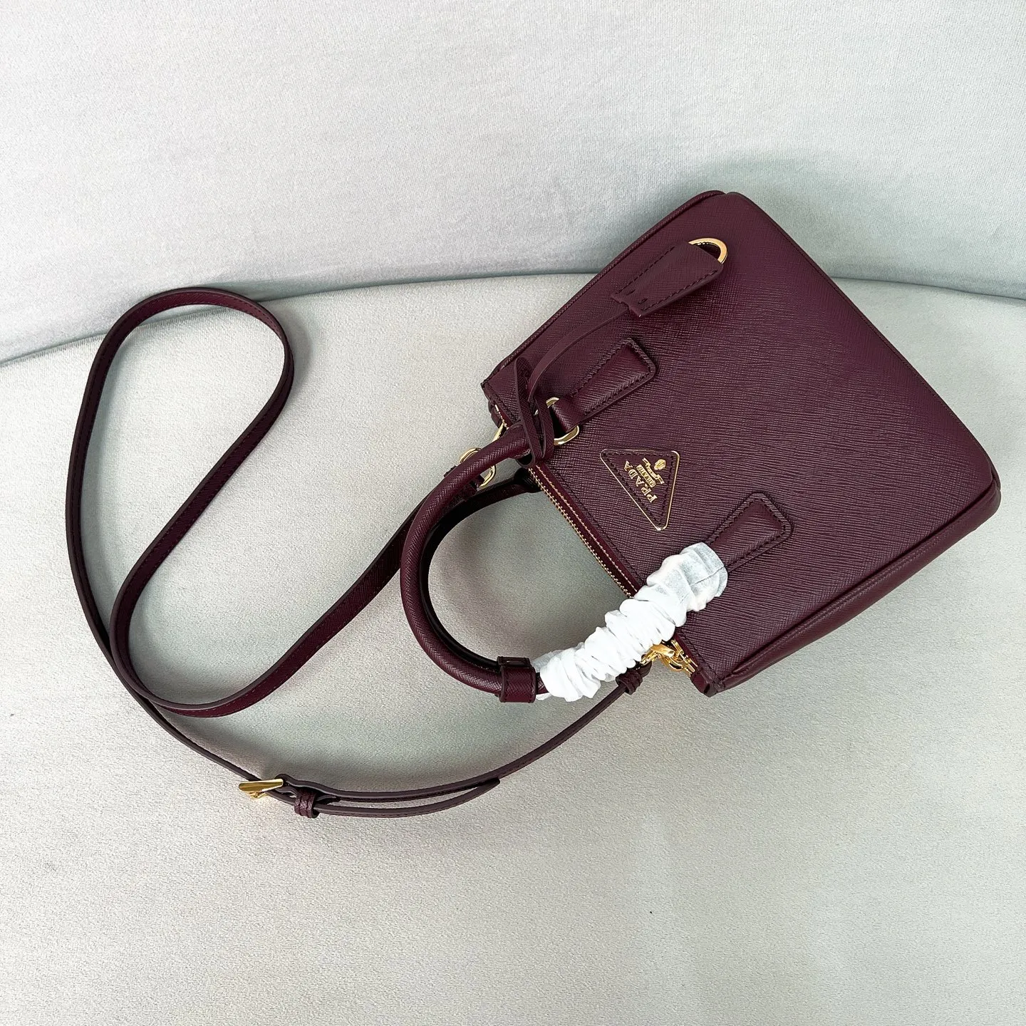 💰1700✨New product launch✨P’s classic Galleria Saffiano leather handbag - "Killer Bag" is available in Mini No. 1BA906. People who know fashion love killer bags. The bag should look like a killer bag. It is carefully crafted with Saffiano cross pattern imported from Italy. Minimalist and capable bag shape with triangular metal engraved logo. Double zipper design. The main bag in the middle has a large capacity. Double handles and detachable shoulder straps make it portable or shoulder-wearable. Snap button closure on the side adds elegance and elegance to the changing body of the bag. Small and exquisite, it adds a playful and fashionable feel. Size 20*14.5*9.5 Burgundy color