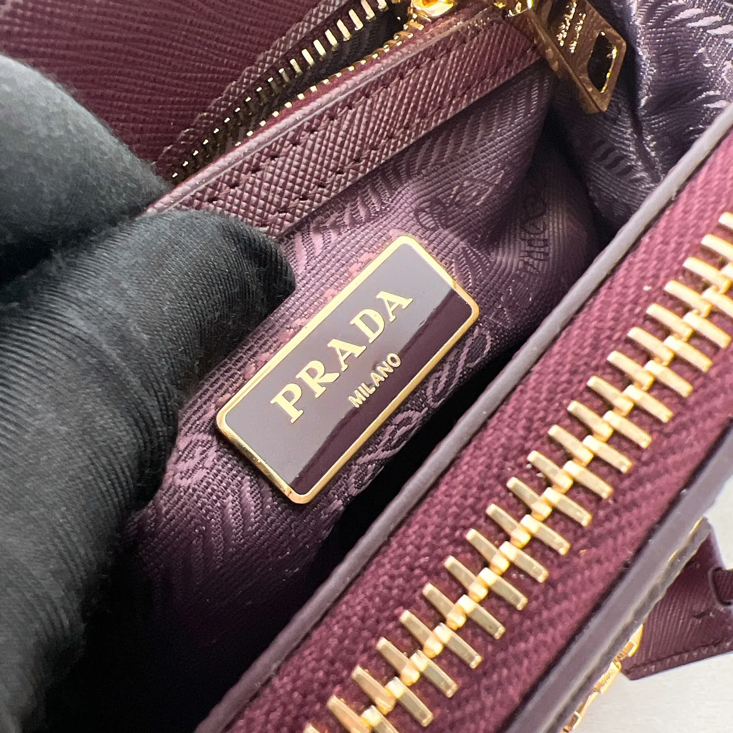 💰1700✨New product launch✨P’s classic Galleria Saffiano leather handbag - "Killer Bag" is available in Mini No. 1BA906. People who know fashion love killer bags. The bag should look like a killer bag. It is carefully crafted with Saffiano cross pattern imported from Italy. Minimalist and capable bag shape with triangular metal engraved logo. Double zipper design. The main bag in the middle has a large capacity. Double handles and detachable shoulder straps make it portable or shoulder-wearable. Snap button closure on the side adds elegance and elegance to the changing body of the bag. Small and exquisite, it adds a playful and fashionable feel. Size 20*14.5*9.5 Burgundy color
