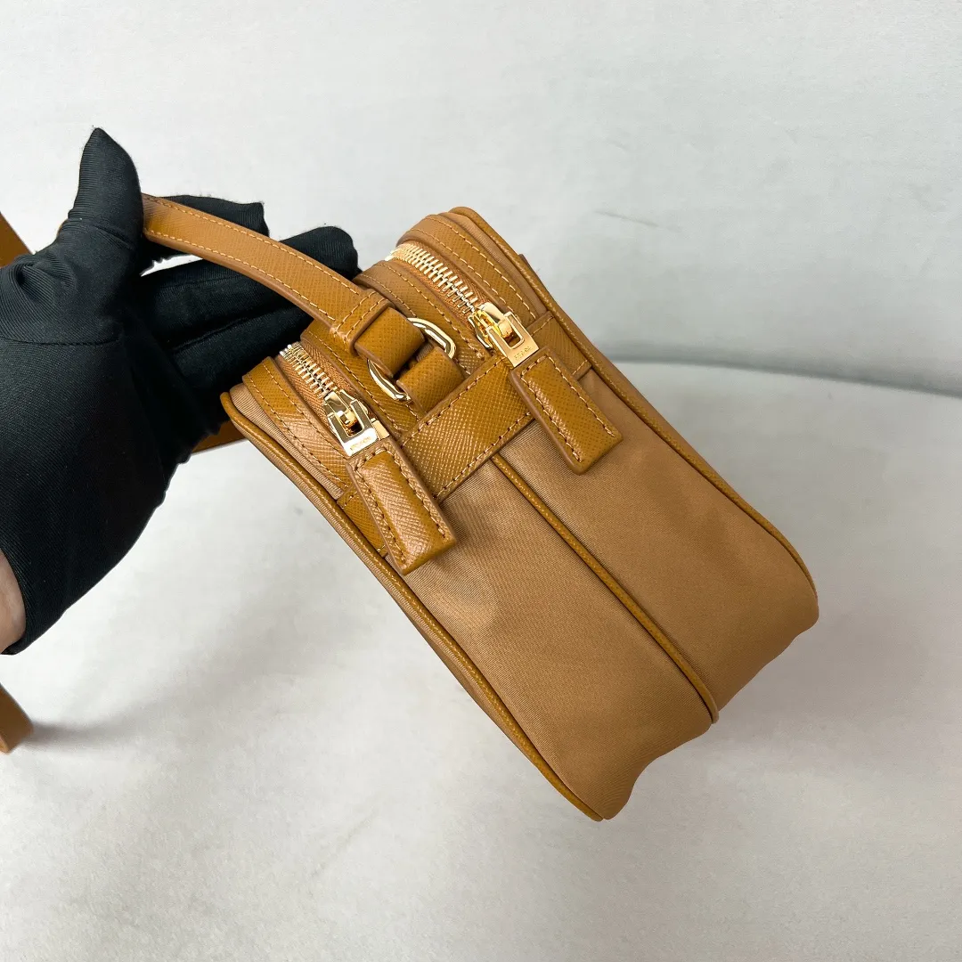 💰1160✨New product debut✨2024Summer new product Re-Edition1978 mini shoulder bag 1BH218 New design mini shoulder bag Made of imported nylon fabric➕Saffiano cowhide trim Elegant and simple bag design Classic logo gold triangle logo on the front Equipped with full leather adjustable long shoulder strap Double zipper closure Equipped with two space compartments➕zipper patch pocket and mobile phone patch pocket Meets exquisite storage needs, perfect details comparable to brick cabinets Super 5🌟 Size: 21*17*8cm