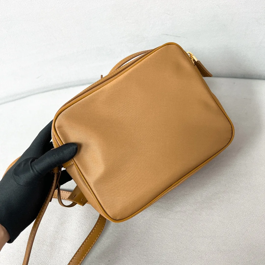 💰1160✨New product debut✨2024Summer new product Re-Edition1978 mini shoulder bag 1BH218 New design mini shoulder bag Made of imported nylon fabric➕Saffiano cowhide trim Elegant and simple bag design Classic logo gold triangle logo on the front Equipped with full leather adjustable long shoulder strap Double zipper closure Equipped with two space compartments➕zipper patch pocket and mobile phone patch pocket Meets exquisite storage needs, perfect details comparable to brick cabinets Super 5🌟 Size: 21*17*8cm