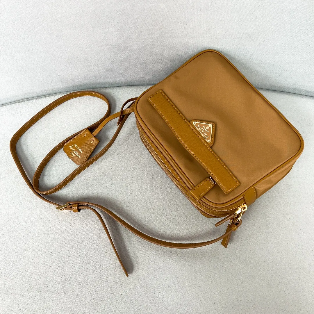 💰1160✨New product debut✨2024Summer new product Re-Edition1978 mini shoulder bag 1BH218 New design mini shoulder bag Made of imported nylon fabric➕Saffiano cowhide trim Elegant and simple bag design Classic logo gold triangle logo on the front Equipped with full leather adjustable long shoulder strap Double zipper closure Equipped with two space compartments➕zipper patch pocket and mobile phone patch pocket Meets exquisite storage needs, perfect details comparable to brick cabinets Super 5🌟 Size: 21*17*8cm