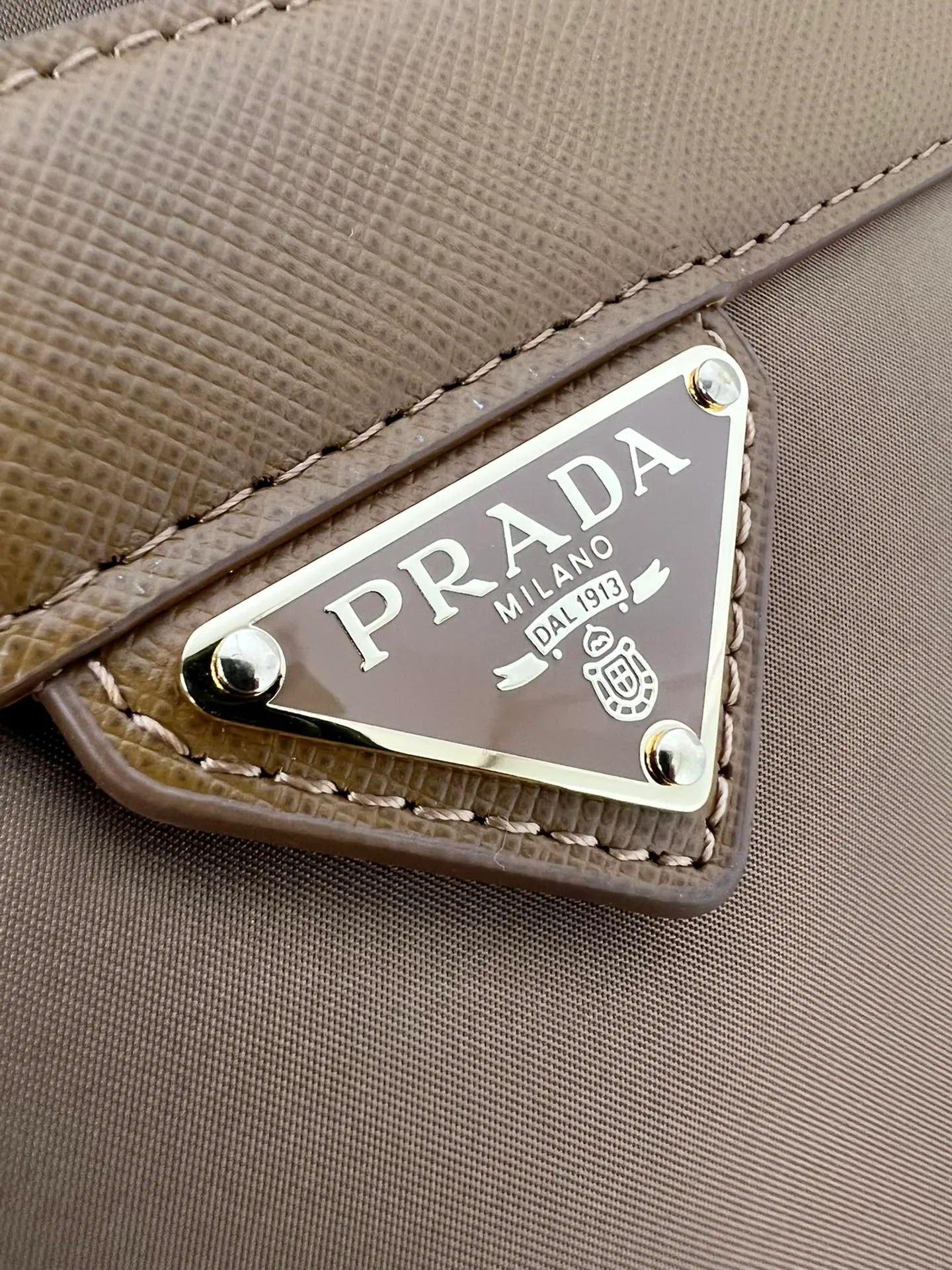 💰1160✨New product debut✨2024Summer new product Re-Edition1978 mini shoulder bag 1BH218 New design mini shoulder bag Made of imported nylon fabric➕Saffiano cowhide trim Elegant and simple bag design Classic logo gold triangle logo on the front Equipped with full leather adjustable long shoulder strap Double zipper closure Equipped with two space compartments➕zipper patch pocket and mobile phone patch pocket Meets exquisite storage needs, perfect details comparable to brick cabinets Super 5🌟 Size: 21*17*8cm
