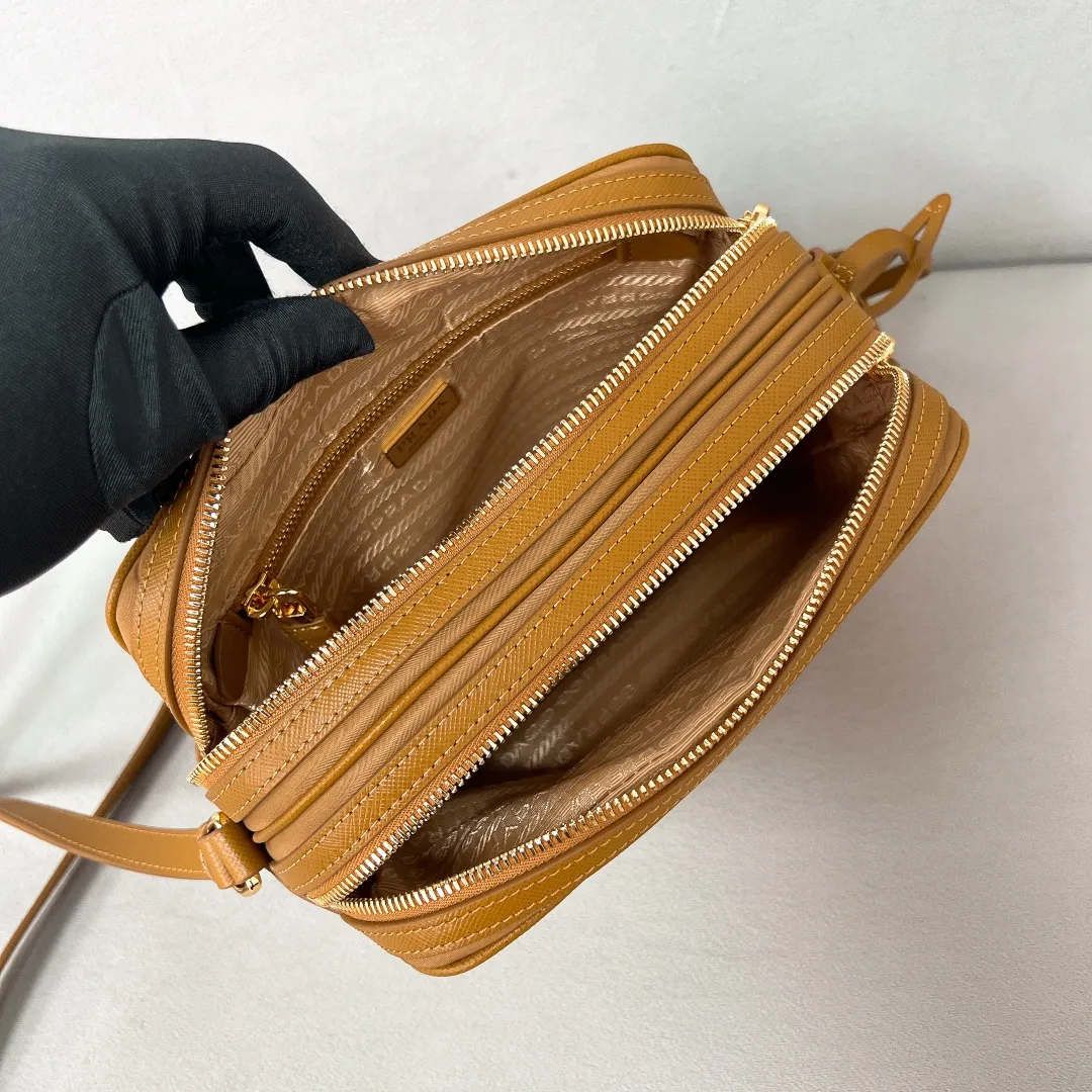 💰1160✨New product debut✨2024Summer new product Re-Edition1978 mini shoulder bag 1BH218 New design mini shoulder bag Made of imported nylon fabric➕Saffiano cowhide trim Elegant and simple bag design Classic logo gold triangle logo on the front Equipped with full leather adjustable long shoulder strap Double zipper closure Equipped with two space compartments➕zipper patch pocket and mobile phone patch pocket Meets exquisite storage needs, perfect details comparable to brick cabinets Super 5🌟 Size: 21*17*8cm