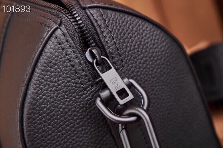 P¥940👉nfc163C01 dynamic chip version👈[Top-grade inspection-free all-steel hardware] This City Keepall handbag blooms in the Louis Vuitton neoclassical style in autumn. Aerogram fine-grained cow leather is as soft as traditional aviation letterhead. Metal LV letters subtly express the brand's logo. A detachable shoulder strap makes it easy to carry. It combines practical functionality with contemporary elegance. Aerogram grained cow leather, cow leather trim, fabric lining, metal hardware, metal lettering, double zipper closure, large main compartment! ! Model: M59255; Size: 27x17x13CM