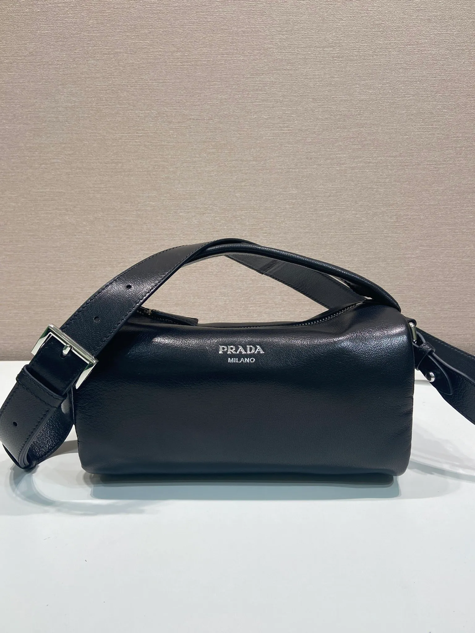 💰1360🎉New Boston🎉2VH188🎉🎉 This Boston handbag is fashionable and compact. Its design is inspired by retro designs and details. The Napa soft leather has an distressed effect, giving the accessory a soft and unique appearance. It is also embellished with a metal letter logo. Equipped with a detachable long shoulder strap, it has large capacity and is lightweight and practical. Baby, hurry up and get it🎉🎉 Length 24x Height 11x Bottom 11cm🎉🎉🎉👏👏👏
