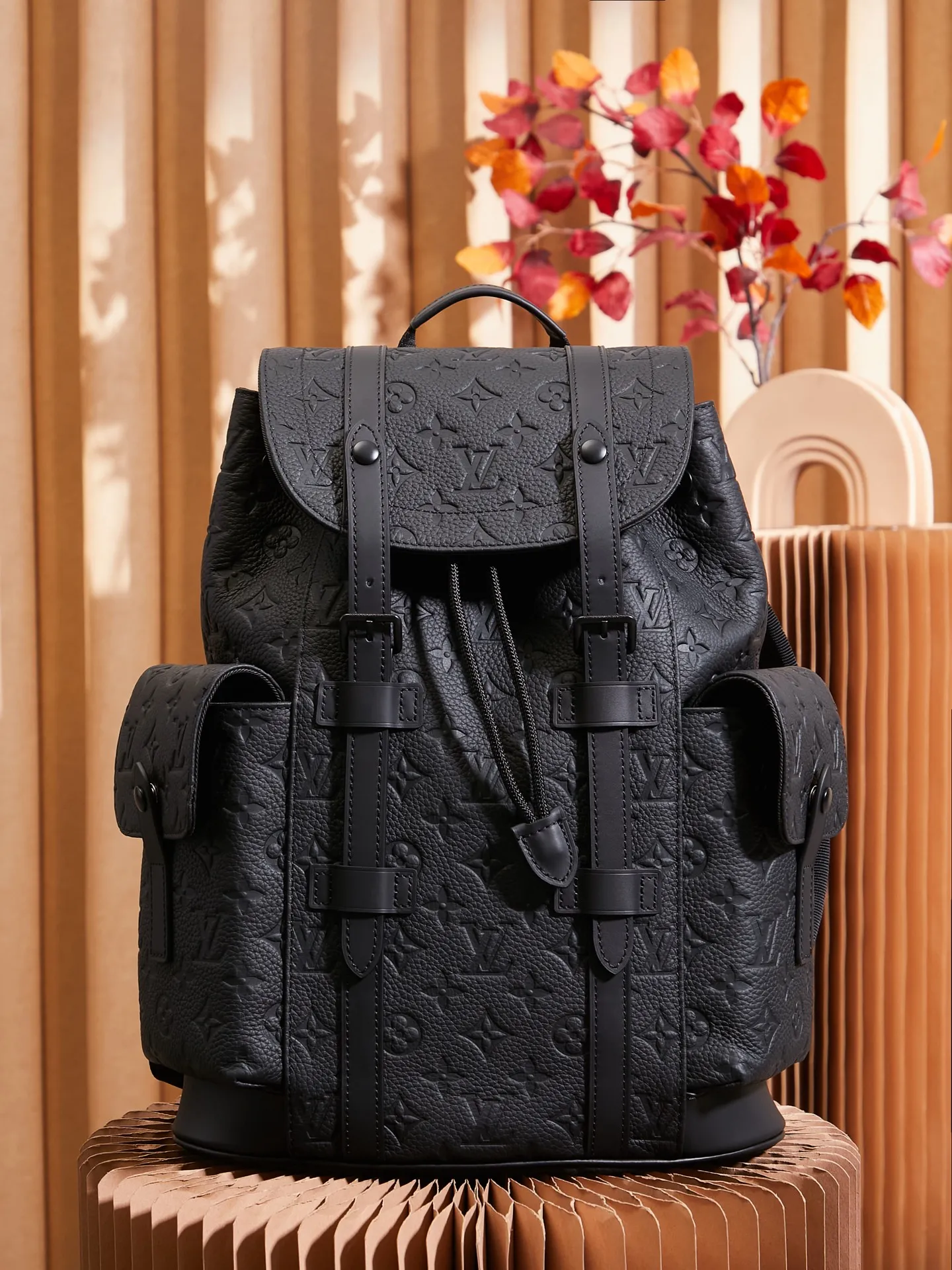 P¥1320👉nfc dynamic chip version👈【Top inspection-free all-steel hardware】M20899 This Christopher small backpack condenses the classic design size and continues iconic elements such as side pockets and snap-button double shoulder straps. Sober Taurillon leather is embossed with the traditional Monogram pattern and features an internal tablet pocket, providing a modern way to carry your daily essentials. 32 x 39 x 12 cm (length x height x width)