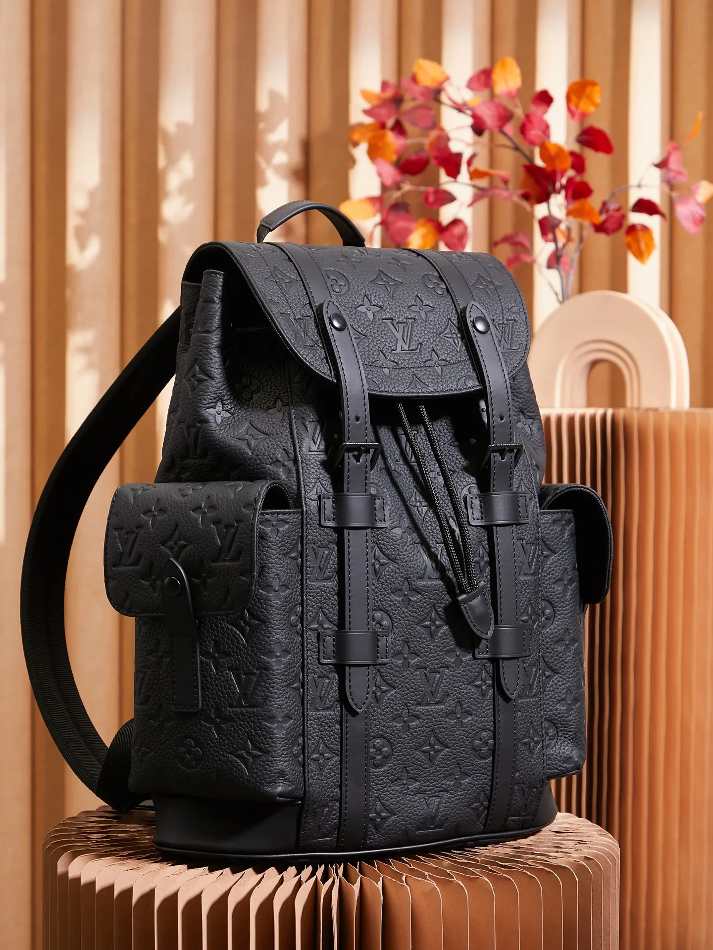 P¥1320👉nfc dynamic chip version👈【Top inspection-free all-steel hardware】M20899 This Christopher small backpack condenses the classic design size and continues iconic elements such as side pockets and snap-button double shoulder straps. Sober Taurillon leather is embossed with the traditional Monogram pattern and features an internal tablet pocket, providing a modern way to carry your daily essentials. 32 x 39 x 12 cm (length x height x width)