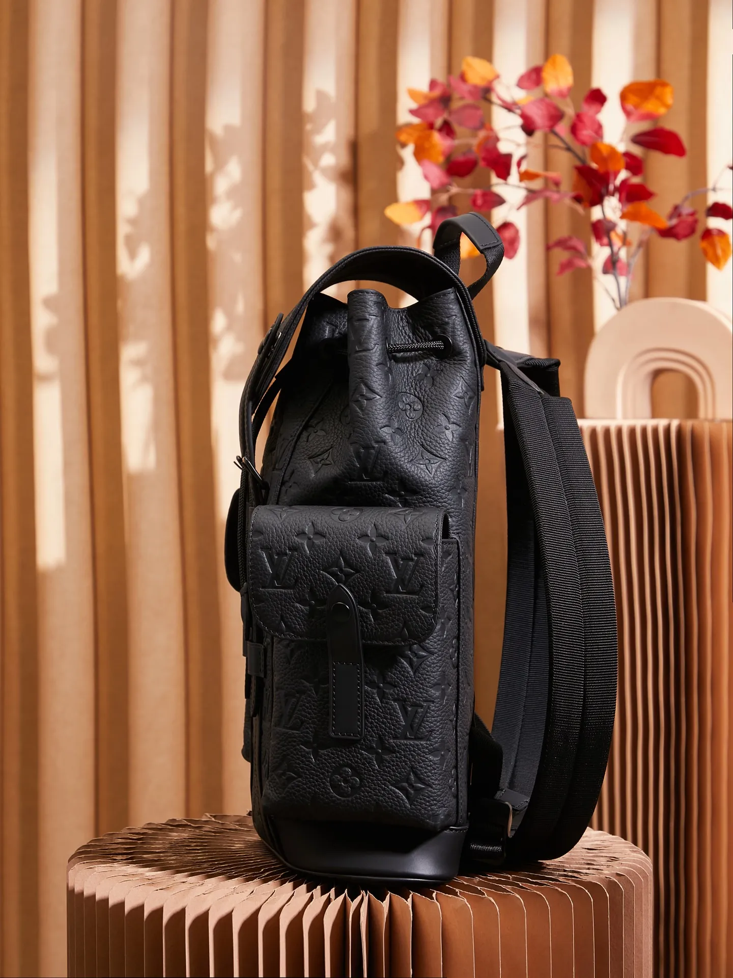 P¥1320👉nfc dynamic chip version👈【Top inspection-free all-steel hardware】M20899 This Christopher small backpack condenses the classic design size and continues iconic elements such as side pockets and snap-button double shoulder straps. Sober Taurillon leather is embossed with the traditional Monogram pattern and features an internal tablet pocket, providing a modern way to carry your daily essentials. 32 x 39 x 12 cm (length x height x width)