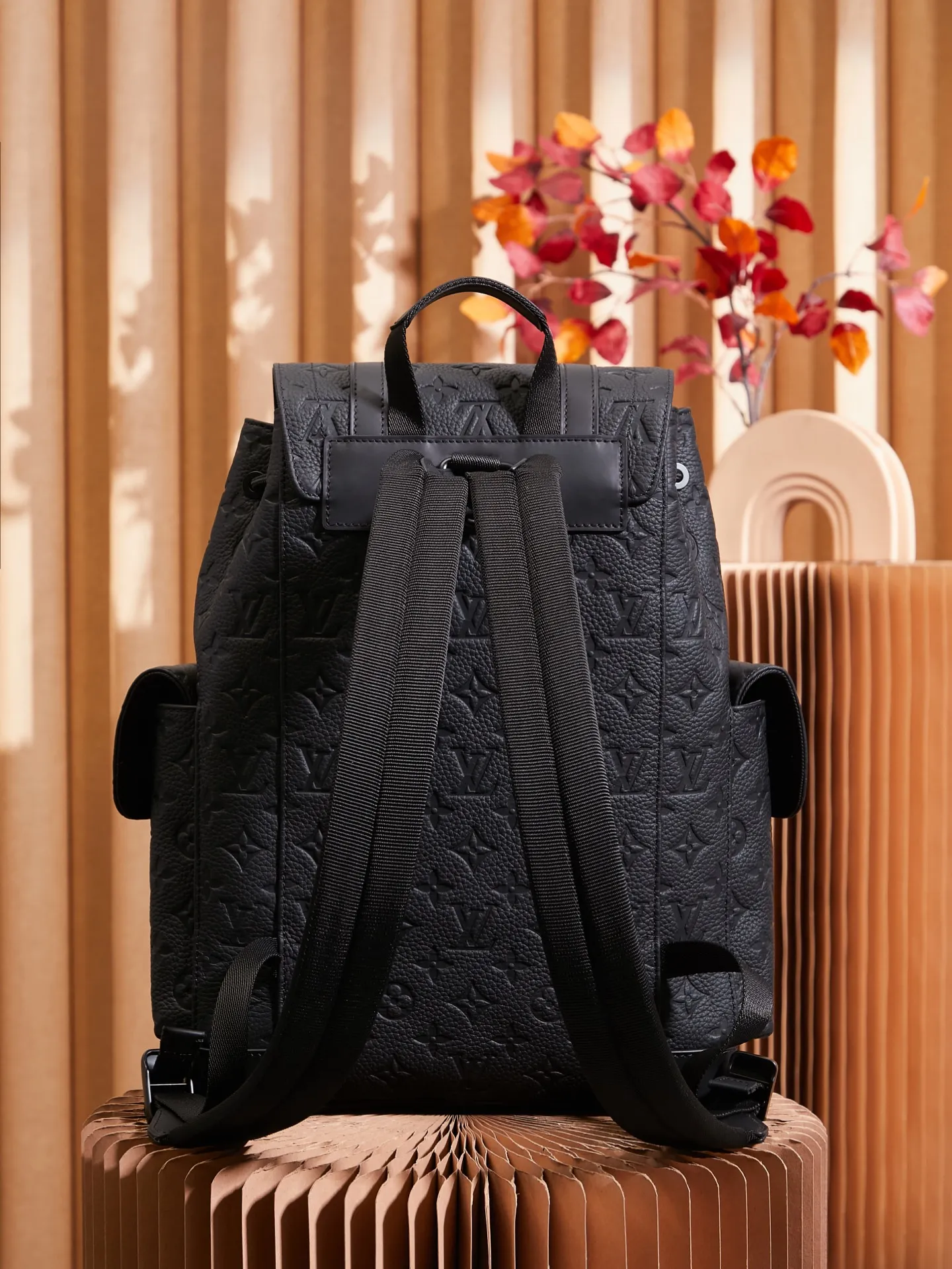 P¥1320👉nfc dynamic chip version👈【Top inspection-free all-steel hardware】M20899 This Christopher small backpack condenses the classic design size and continues iconic elements such as side pockets and snap-button double shoulder straps. Sober Taurillon leather is embossed with the traditional Monogram pattern and features an internal tablet pocket, providing a modern way to carry your daily essentials. 32 x 39 x 12 cm (length x height x width)
