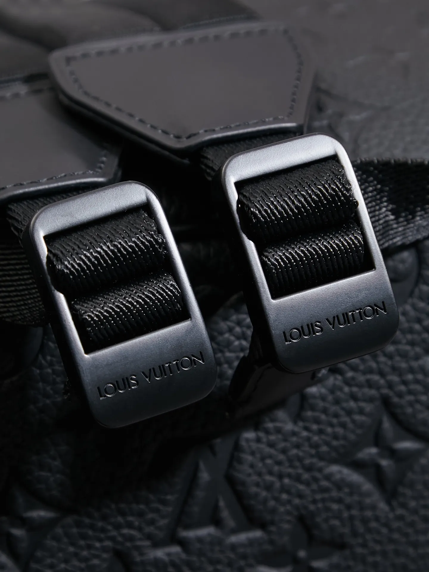 P¥1320👉nfc dynamic chip version👈【Top inspection-free all-steel hardware】M20899 This Christopher small backpack condenses the classic design size and continues iconic elements such as side pockets and snap-button double shoulder straps. Sober Taurillon leather is embossed with the traditional Monogram pattern and features an internal tablet pocket, providing a modern way to carry your daily essentials. 32 x 39 x 12 cm (length x height x width)