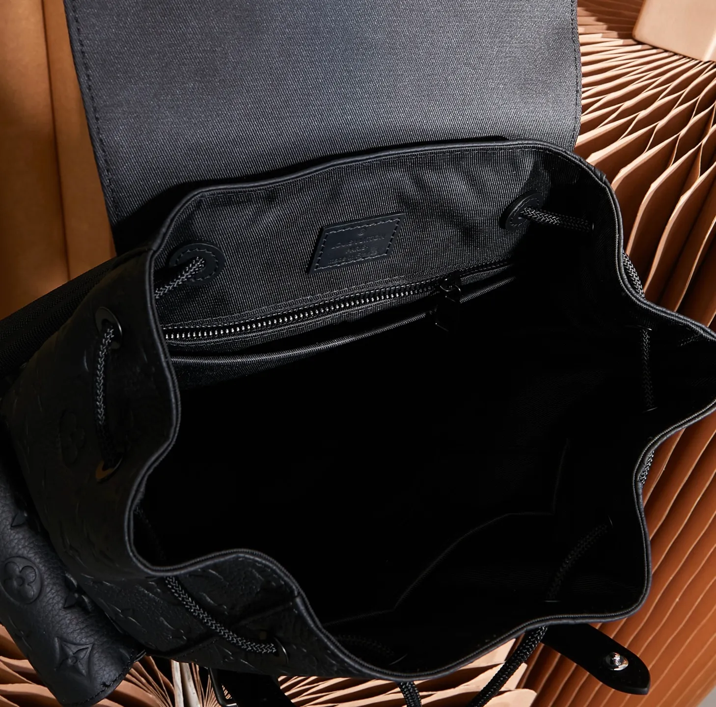 P¥1320👉nfc dynamic chip version👈【Top inspection-free all-steel hardware】M20899 This Christopher small backpack condenses the classic design size and continues iconic elements such as side pockets and snap-button double shoulder straps. Sober Taurillon leather is embossed with the traditional Monogram pattern and features an internal tablet pocket, providing a modern way to carry your daily essentials. 32 x 39 x 12 cm (length x height x width)