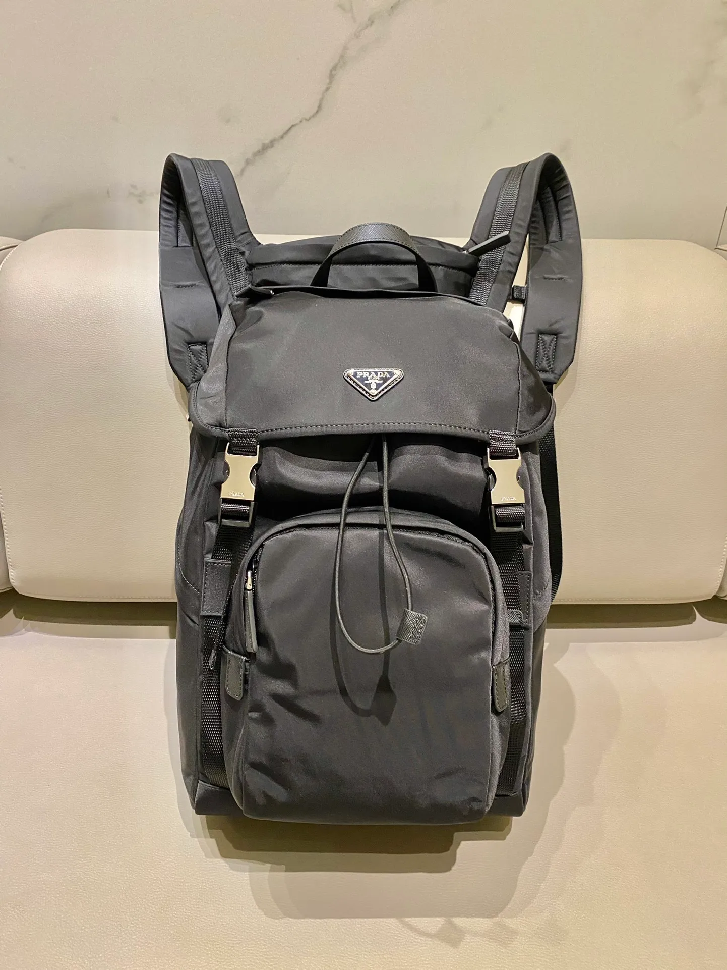 💰1460🎉New backpack/hat🎉2VZ135A/with hat🎉🎉 The design of this backpack is very practical and unique😘 Made of imported nylon fabric/top brushed hardware👍👍It adds a new flavor to the classic materials😘Equipped with a pull-out fabric hood/adjustable drawstrings, it can block wind/rain//sun when traveling/going out🌞🙊🙊, it’s perfect🎉🎉It’s worth owning, hurry up and get it🎉🎉 Length 27x Height 45x Bottom 17cm 🎉🎉🎉