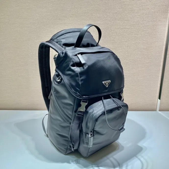 💰1460🎉New backpack/hat🎉2VZ135A/with hat🎉🎉 The design of this backpack is very practical and unique😘 Made of imported nylon fabric/top brushed hardware👍👍It adds a new flavor to the classic materials😘Equipped with a pull-out fabric hood/adjustable drawstrings, it can block wind/rain//sun when traveling/going out🌞🙊🙊, it’s perfect🎉🎉It’s worth owning, hurry up and get it🎉🎉 Length 27x Height 45x Bottom 17cm 🎉🎉🎉