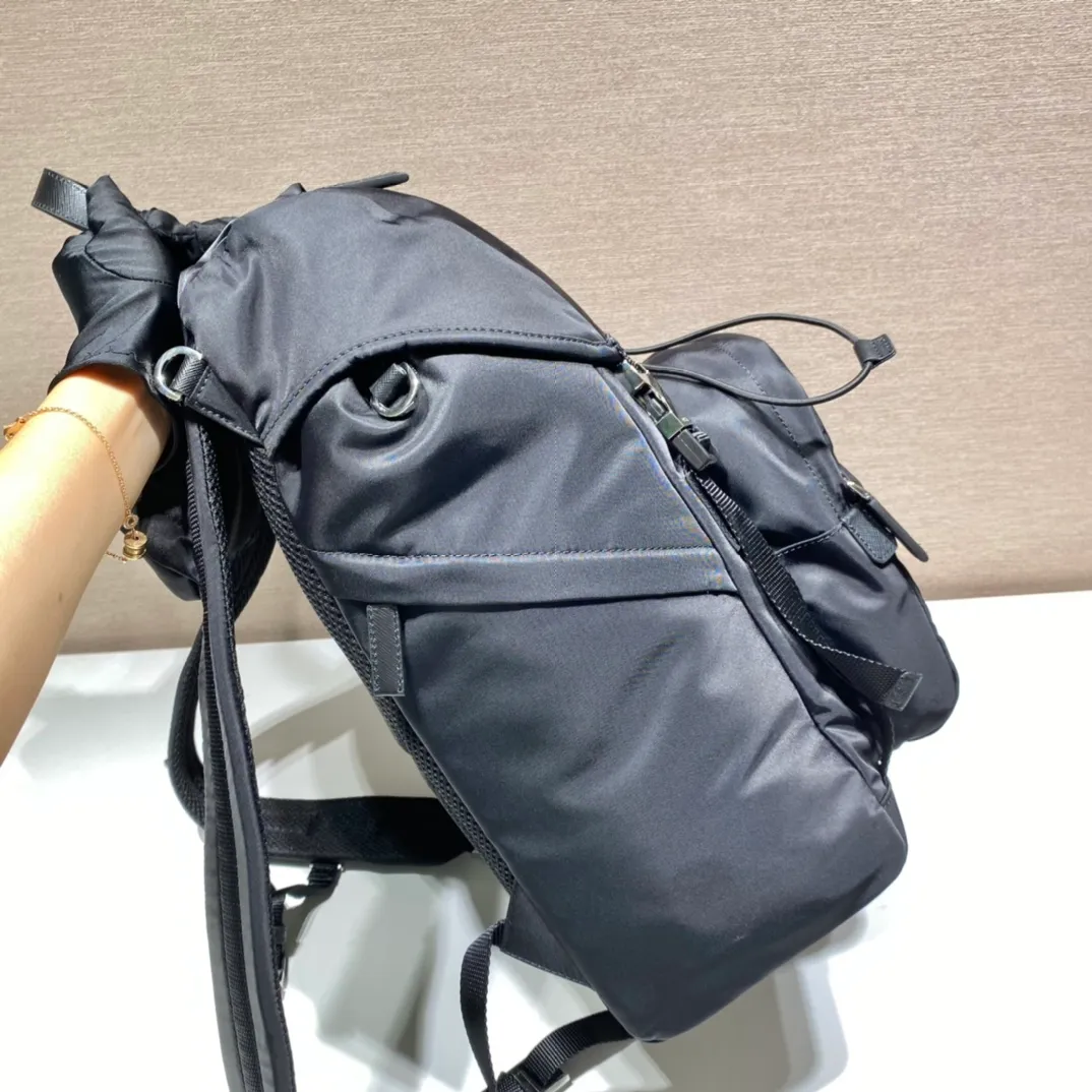 💰1460🎉New backpack/hat🎉2VZ135A/with hat🎉🎉 The design of this backpack is very practical and unique😘 Made of imported nylon fabric/top brushed hardware👍👍It adds a new flavor to the classic materials😘Equipped with a pull-out fabric hood/adjustable drawstrings, it can block wind/rain//sun when traveling/going out🌞🙊🙊, it’s perfect🎉🎉It’s worth owning, hurry up and get it🎉🎉 Length 27x Height 45x Bottom 17cm 🎉🎉🎉