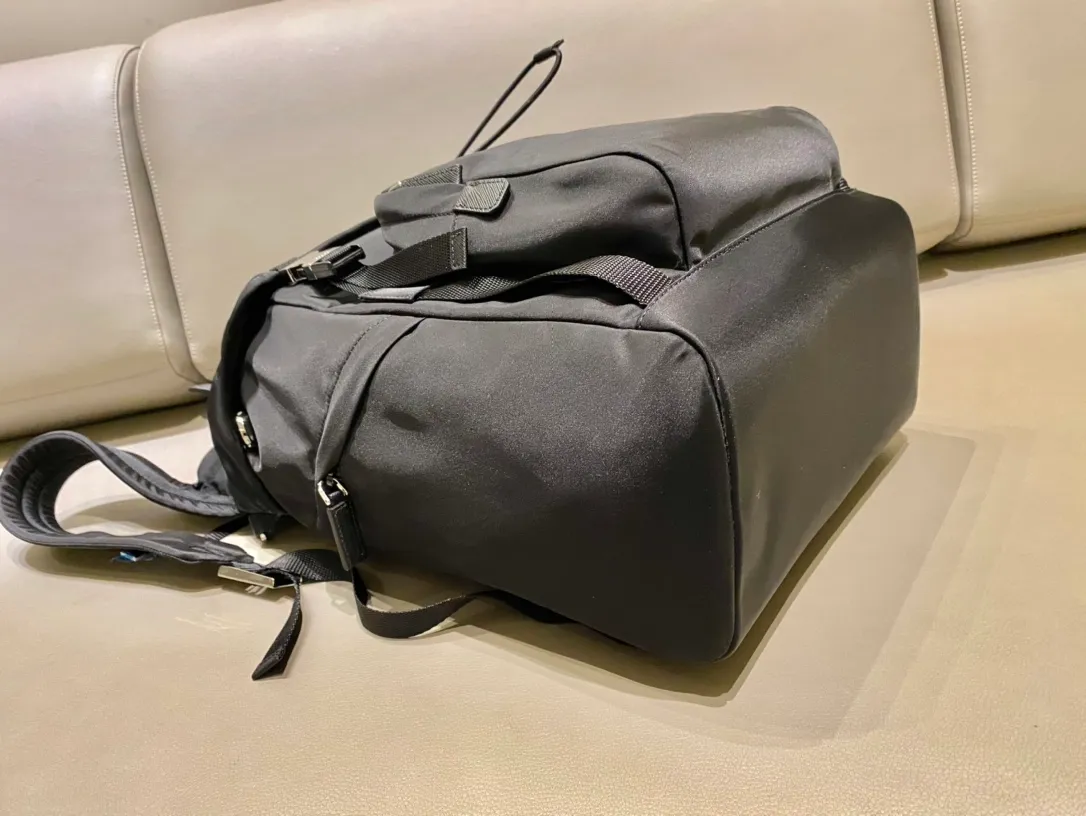 💰1460🎉New backpack/hat🎉2VZ135A/with hat🎉🎉 The design of this backpack is very practical and unique😘 Made of imported nylon fabric/top brushed hardware👍👍It adds a new flavor to the classic materials😘Equipped with a pull-out fabric hood/adjustable drawstrings, it can block wind/rain//sun when traveling/going out🌞🙊🙊, it’s perfect🎉🎉It’s worth owning, hurry up and get it🎉🎉 Length 27x Height 45x Bottom 17cm 🎉🎉🎉