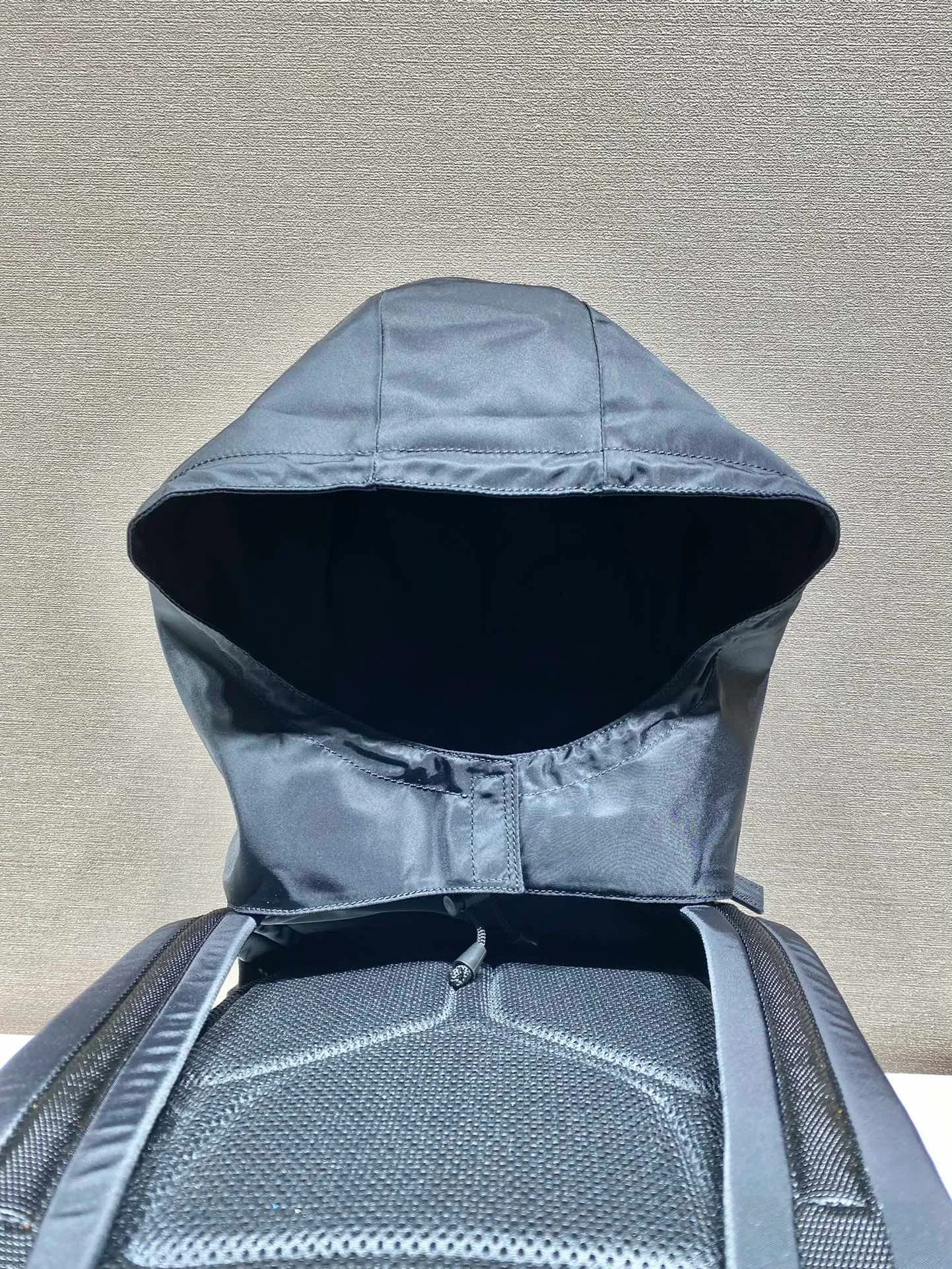💰1460🎉New backpack/hat🎉2VZ135A/with hat🎉🎉 The design of this backpack is very practical and unique😘 Made of imported nylon fabric/top brushed hardware👍👍It adds a new flavor to the classic materials😘Equipped with a pull-out fabric hood/adjustable drawstrings, it can block wind/rain//sun when traveling/going out🌞🙊🙊, it’s perfect🎉🎉It’s worth owning, hurry up and get it🎉🎉 Length 27x Height 45x Bottom 17cm 🎉🎉🎉