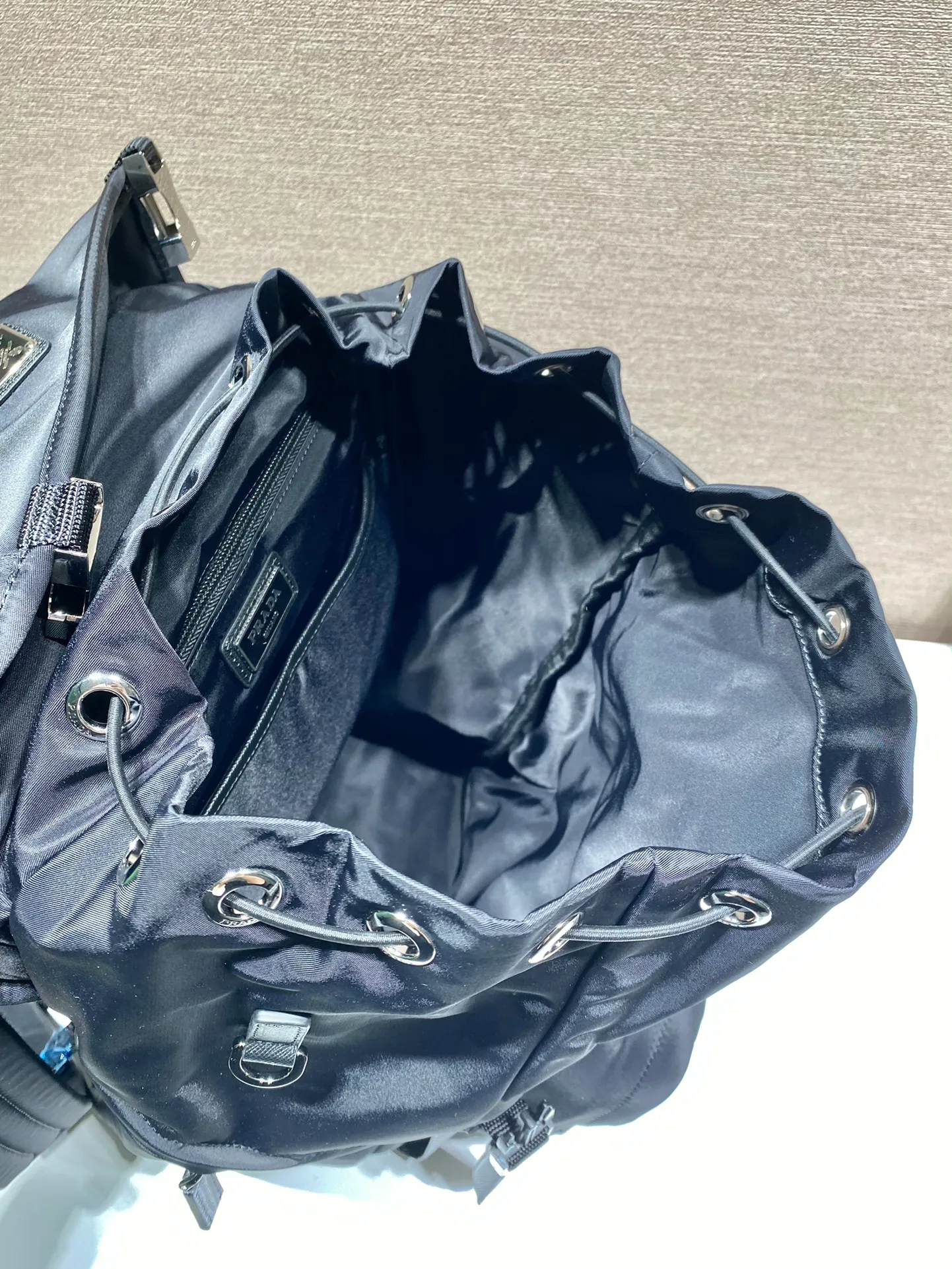 💰1460🎉New backpack/hat🎉2VZ135A/with hat🎉🎉 The design of this backpack is very practical and unique😘 Made of imported nylon fabric/top brushed hardware👍👍It adds a new flavor to the classic materials😘Equipped with a pull-out fabric hood/adjustable drawstrings, it can block wind/rain//sun when traveling/going out🌞🙊🙊, it’s perfect🎉🎉It’s worth owning, hurry up and get it🎉🎉 Length 27x Height 45x Bottom 17cm 🎉🎉🎉