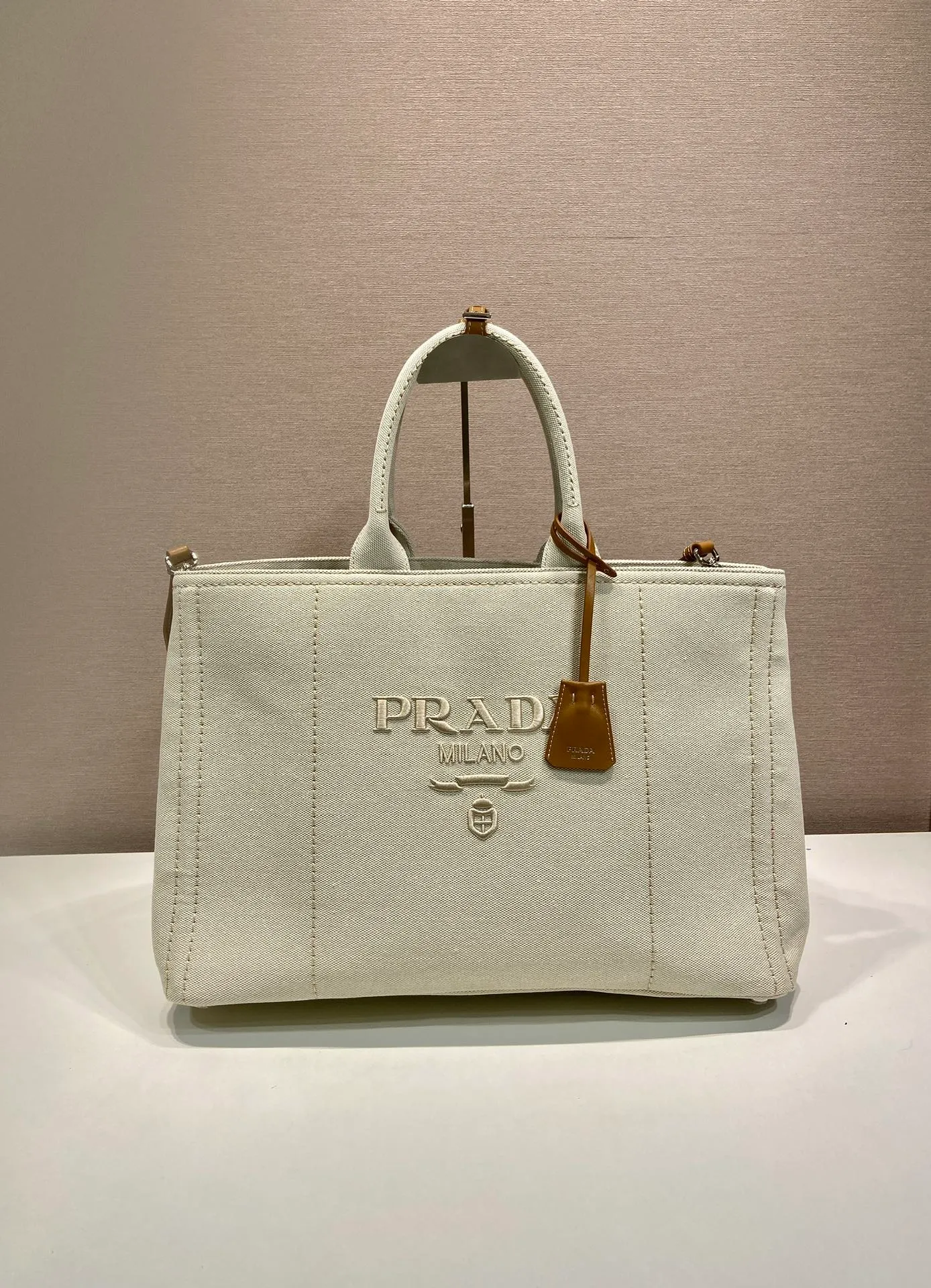 💰1240🎉New Jardinière Shoulder Bag🎉2VG131 Men's Max🎉🎉 This canvas handbag is a new interpretation with a simple and exquisite design, versatile and versatile, with ample interior space. The classic style is embellished with leather trim, showing the essence of exquisite craftsmanship. Striking stitching. Canvas carry handles. Detachable and adjustable webbing strap. Large capacity/cool upper body effect🎉🎉 Length 43x Height 30x Bottom 20cm🎉🎉🎉💰💰💰💰