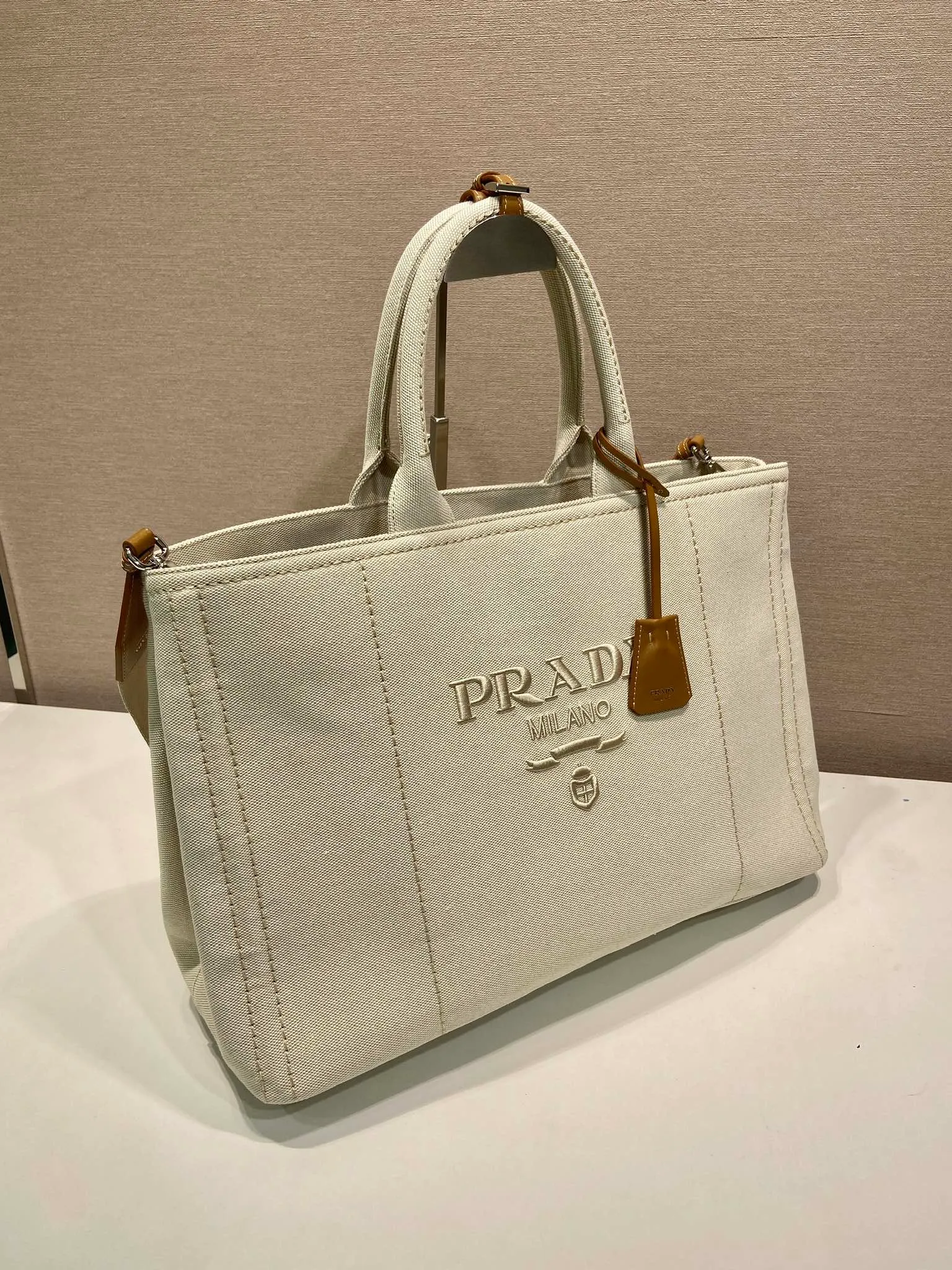 💰1240🎉New Jardinière Shoulder Bag🎉2VG131 Men's Max🎉🎉 This canvas handbag is a new interpretation with a simple and exquisite design, versatile and versatile, with ample interior space. The classic style is embellished with leather trim, showing the essence of exquisite craftsmanship. Striking stitching. Canvas carry handles. Detachable and adjustable webbing strap. Large capacity/cool upper body effect🎉🎉 Length 43x Height 30x Bottom 20cm🎉🎉🎉💰💰💰💰