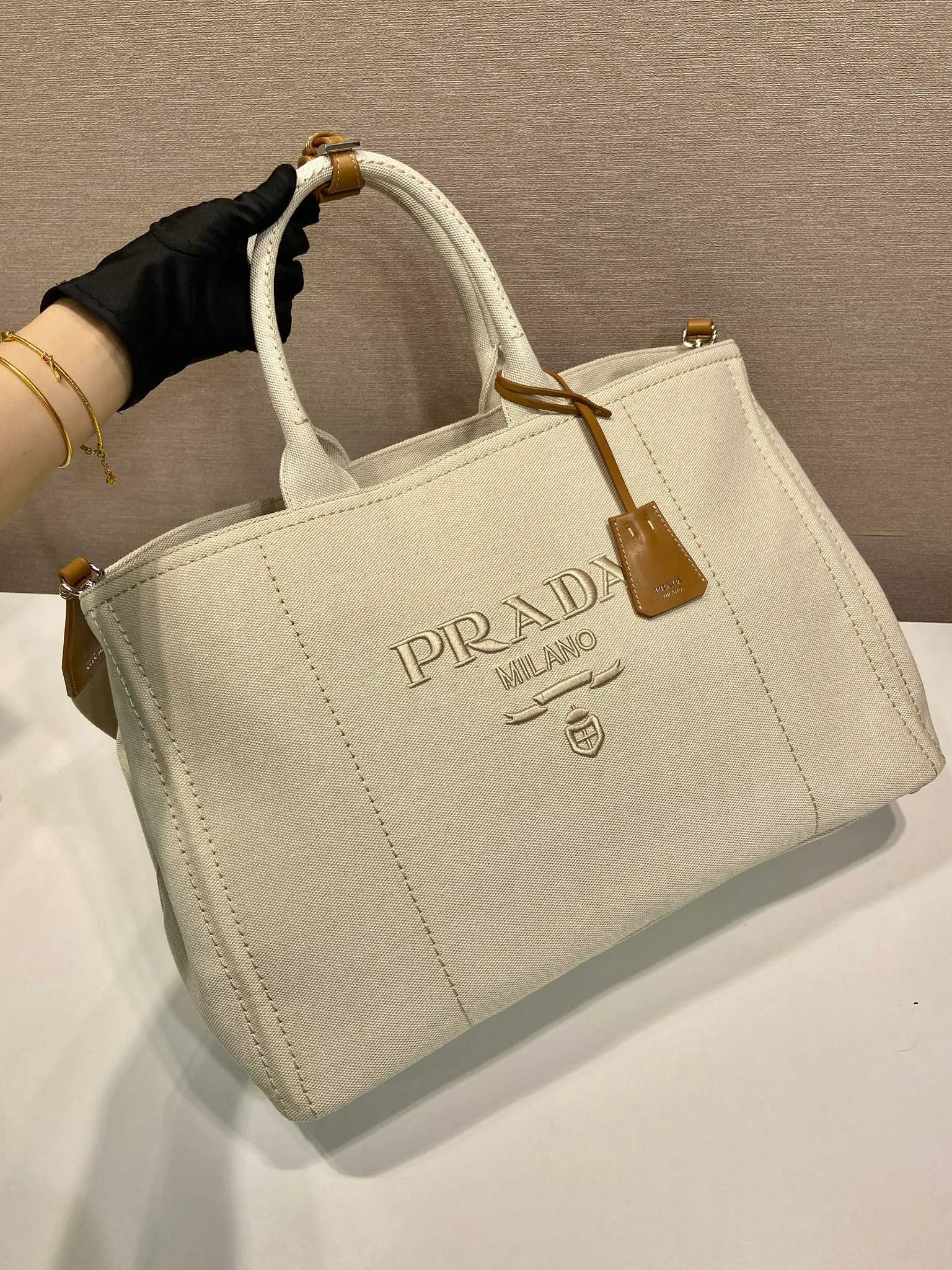 💰1240🎉New Jardinière Shoulder Bag🎉2VG131 Men's Max🎉🎉 This canvas handbag is a new interpretation with a simple and exquisite design, versatile and versatile, with ample interior space. The classic style is embellished with leather trim, showing the essence of exquisite craftsmanship. Striking stitching. Canvas carry handles. Detachable and adjustable webbing strap. Large capacity/cool upper body effect🎉🎉 Length 43x Height 30x Bottom 20cm🎉🎉🎉💰💰💰💰