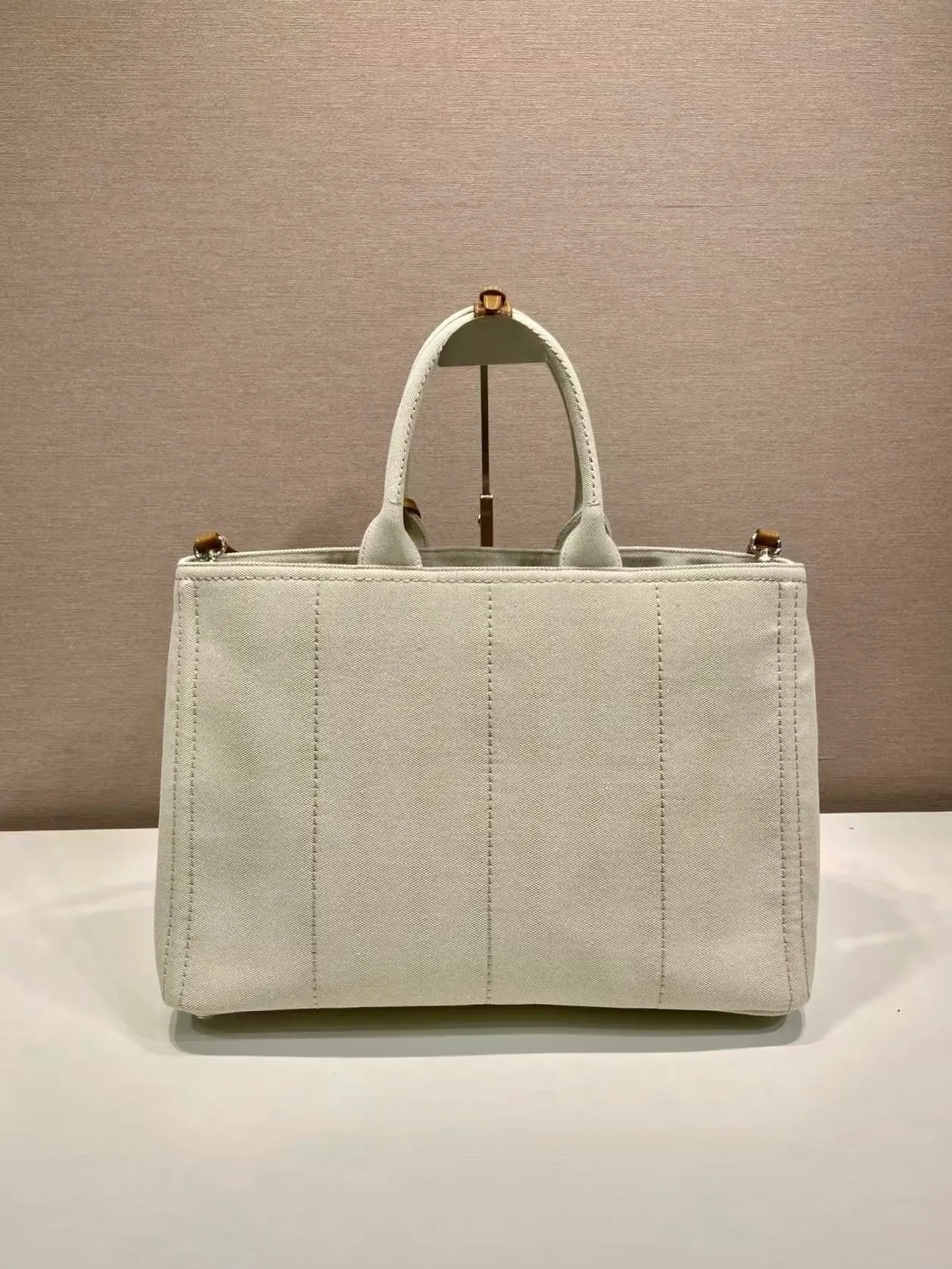 💰1240🎉New Jardinière Shoulder Bag🎉2VG131 Men's Max🎉🎉 This canvas handbag is a new interpretation with a simple and exquisite design, versatile and versatile, with ample interior space. The classic style is embellished with leather trim, showing the essence of exquisite craftsmanship. Striking stitching. Canvas carry handles. Detachable and adjustable webbing strap. Large capacity/cool upper body effect🎉🎉 Length 43x Height 30x Bottom 20cm🎉🎉🎉💰💰💰💰