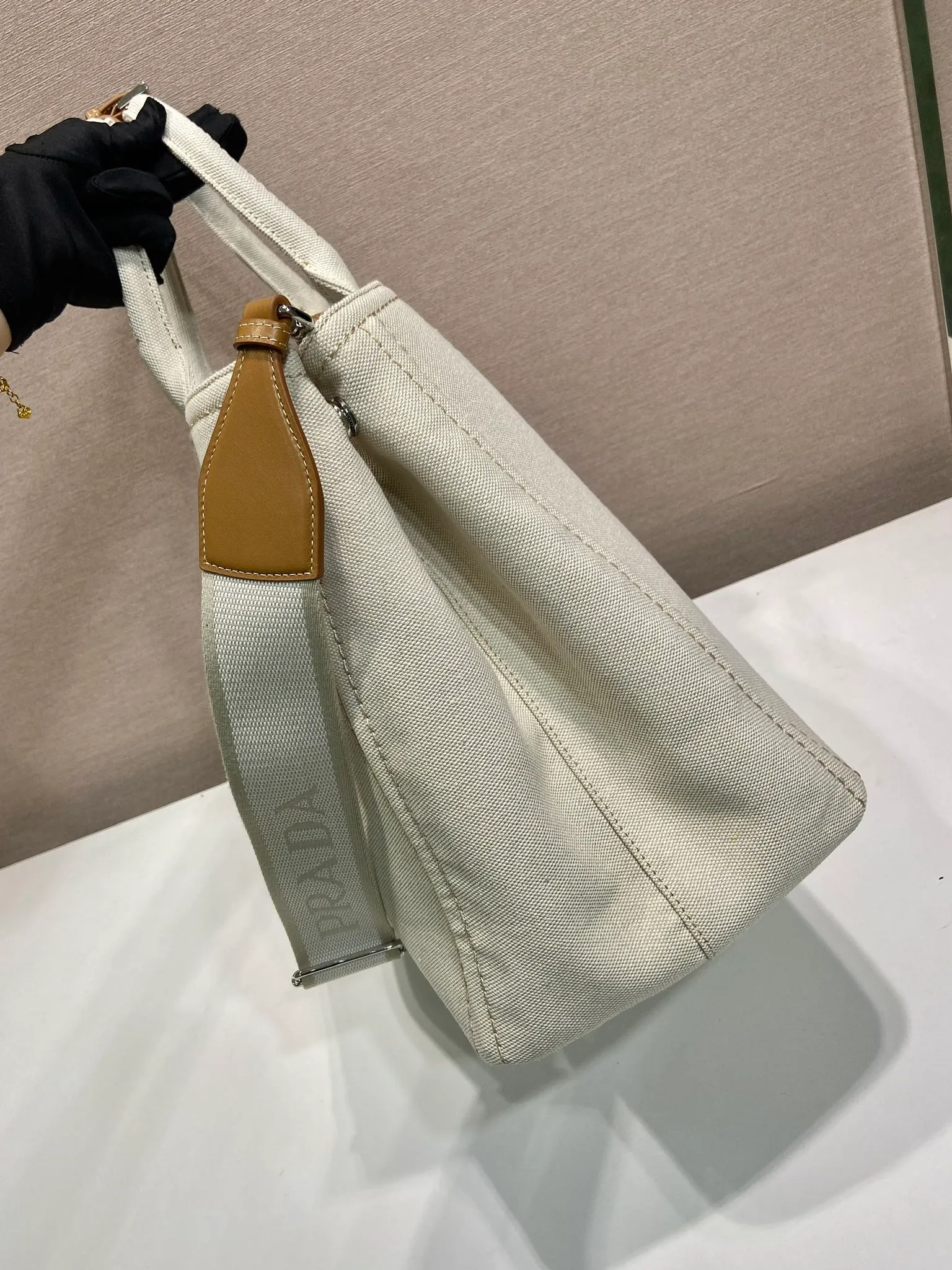 💰1240🎉New Jardinière Shoulder Bag🎉2VG131 Men's Max🎉🎉 This canvas handbag is a new interpretation with a simple and exquisite design, versatile and versatile, with ample interior space. The classic style is embellished with leather trim, showing the essence of exquisite craftsmanship. Striking stitching. Canvas carry handles. Detachable and adjustable webbing strap. Large capacity/cool upper body effect🎉🎉 Length 43x Height 30x Bottom 20cm🎉🎉🎉💰💰💰💰