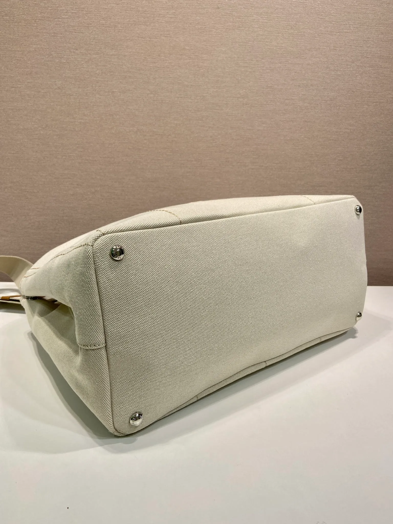💰1240🎉New Jardinière Shoulder Bag🎉2VG131 Men's Max🎉🎉 This canvas handbag is a new interpretation with a simple and exquisite design, versatile and versatile, with ample interior space. The classic style is embellished with leather trim, showing the essence of exquisite craftsmanship. Striking stitching. Canvas carry handles. Detachable and adjustable webbing strap. Large capacity/cool upper body effect🎉🎉 Length 43x Height 30x Bottom 20cm🎉🎉🎉💰💰💰💰