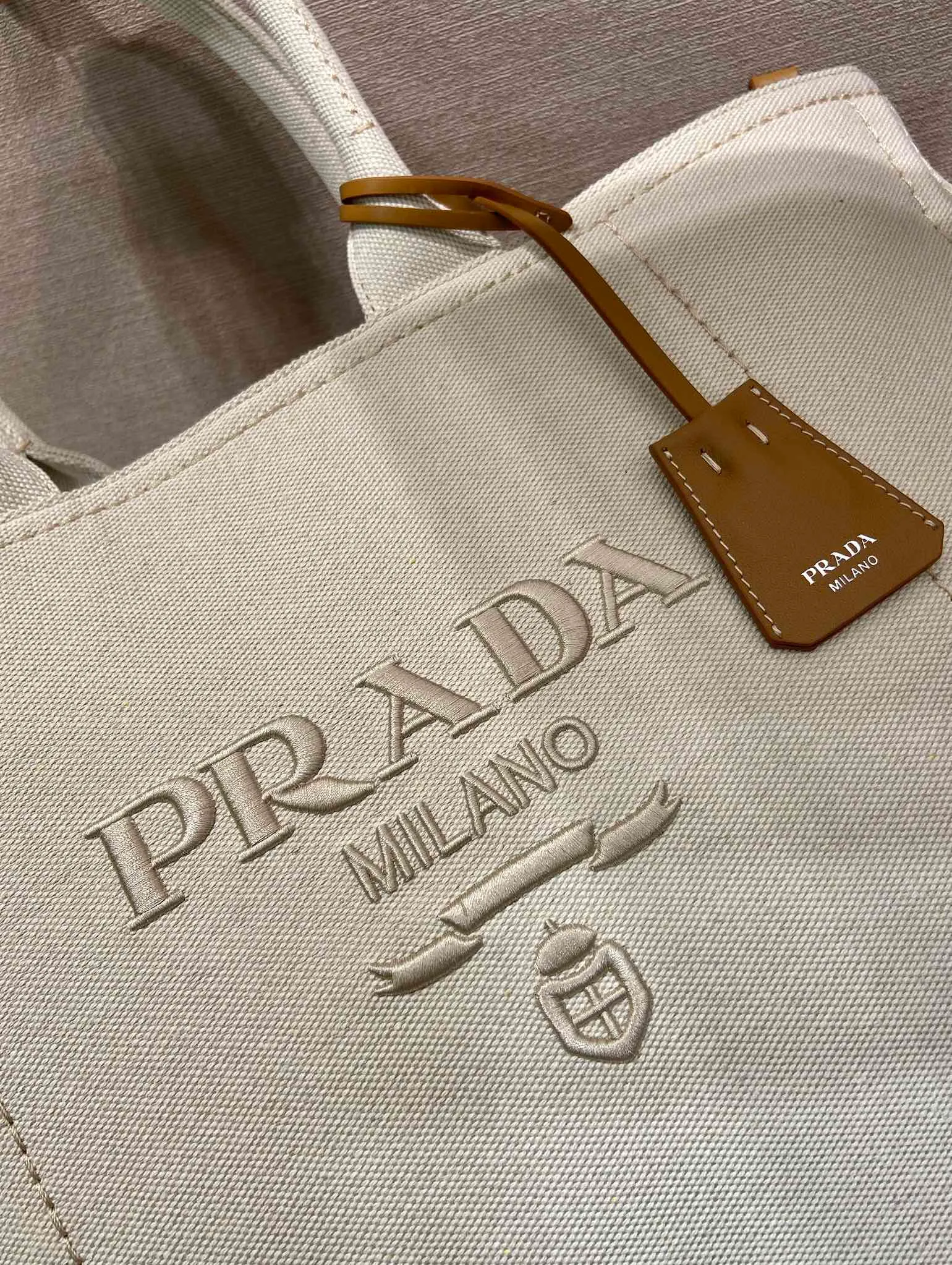 💰1240🎉New Jardinière Shoulder Bag🎉2VG131 Men's Max🎉🎉 This canvas handbag is a new interpretation with a simple and exquisite design, versatile and versatile, with ample interior space. The classic style is embellished with leather trim, showing the essence of exquisite craftsmanship. Striking stitching. Canvas carry handles. Detachable and adjustable webbing strap. Large capacity/cool upper body effect🎉🎉 Length 43x Height 30x Bottom 20cm🎉🎉🎉💰💰💰💰