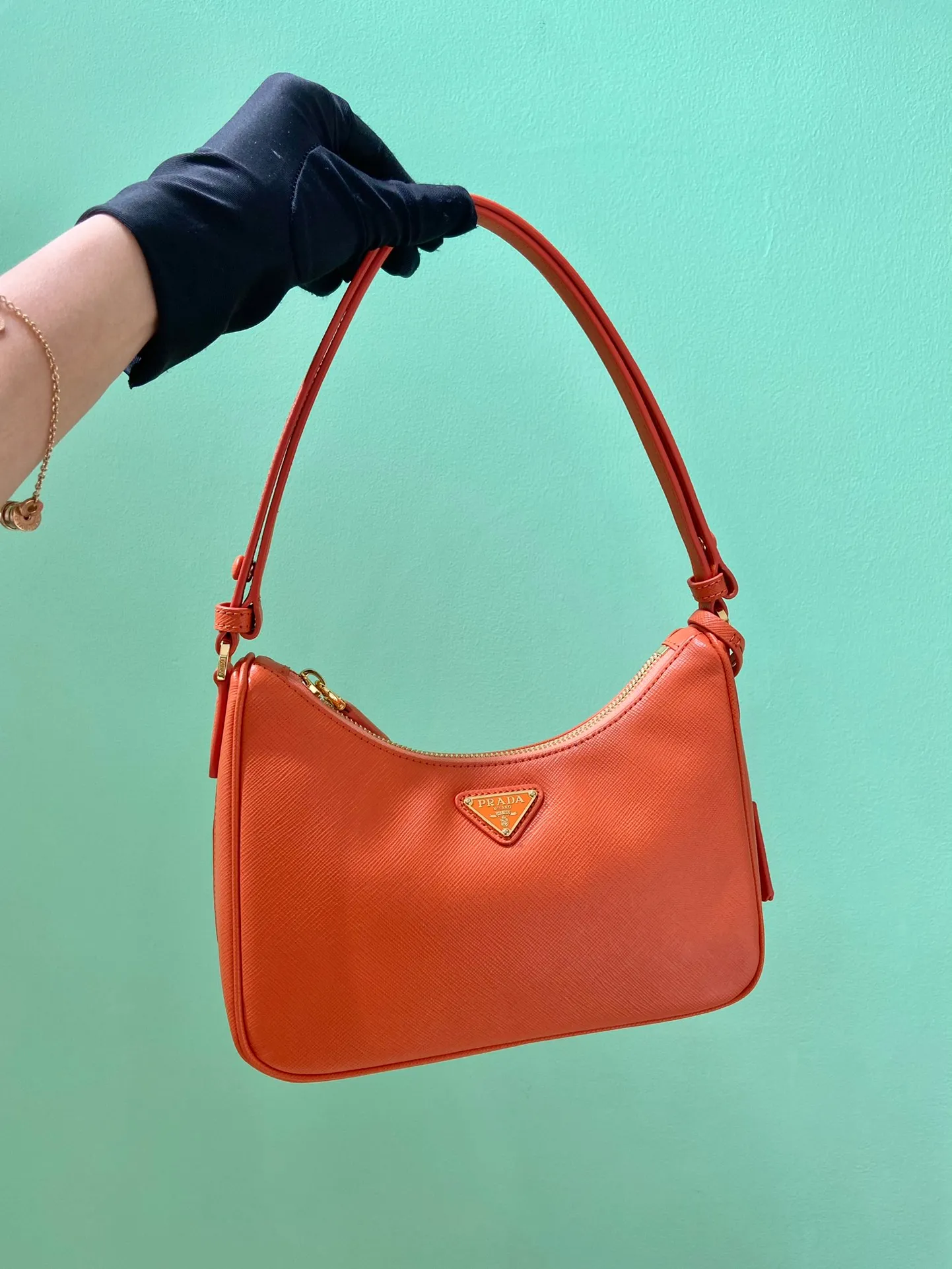 💰1320🎉New style🎉1BC204B handbag/underarm bag/crossbody bag This Hobo handbag/underarm bag/crossbody bag is very functional and can be used for three purposes in one bag. It is perfect🎉🎉It is made of imported cross-grain cowhide, which is more wear-resistant. The shoulder strap can be adjusted and switched at any time😘😘The upper body effect is beautiful, convenient and practical🎉🎉Hurry up and get it👏👏 Length 23x Height 17x Bottom 6.5cm🎉🎉🎉👏👏👏