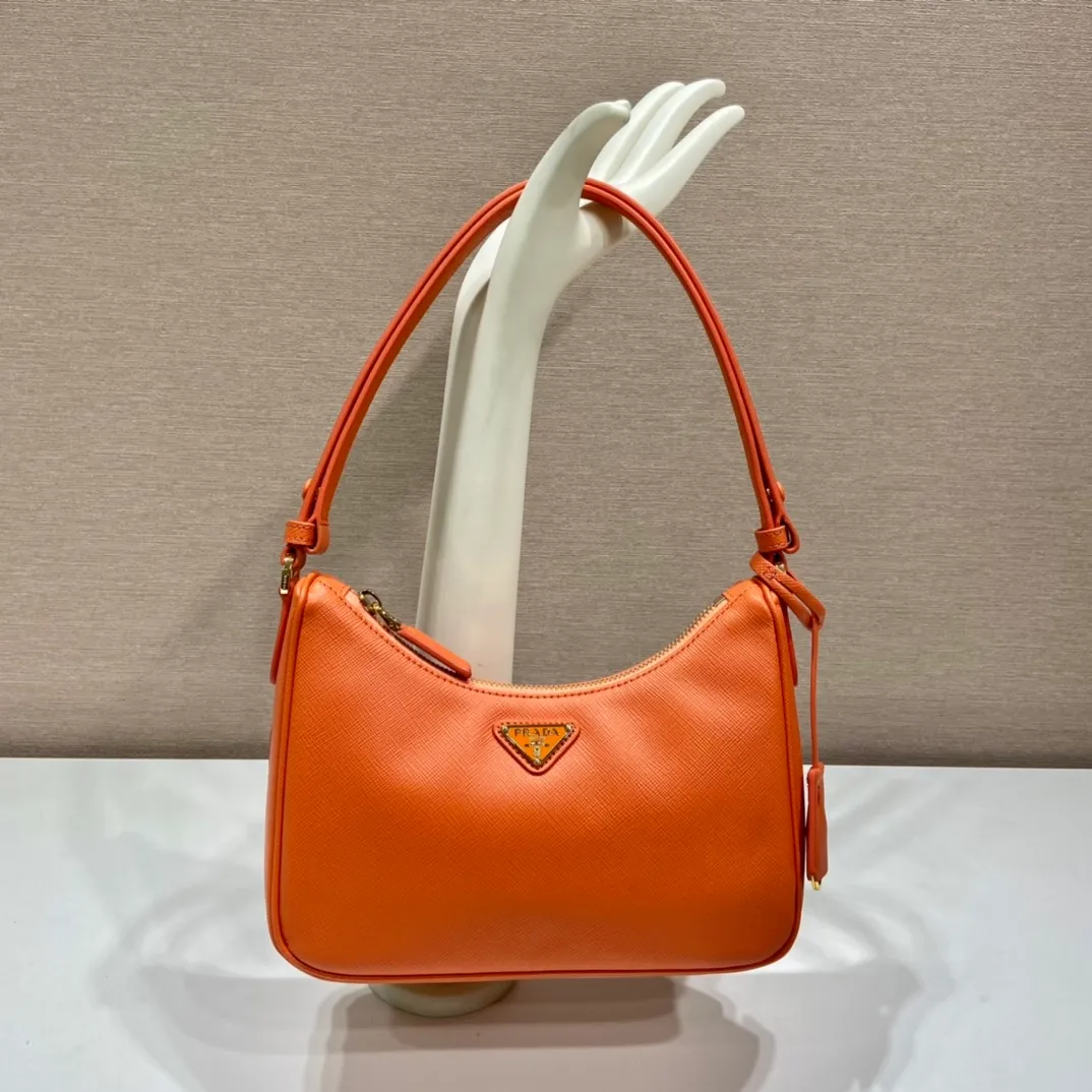 💰1320🎉New style🎉1BC204B handbag/underarm bag/crossbody bag This Hobo handbag/underarm bag/crossbody bag is very functional and can be used for three purposes in one bag. It is perfect🎉🎉It is made of imported cross-grain cowhide, which is more wear-resistant. The shoulder strap can be adjusted and switched at any time😘😘The upper body effect is beautiful, convenient and practical🎉🎉Hurry up and get it👏👏 Length 23x Height 17x Bottom 6.5cm🎉🎉🎉👏👏👏