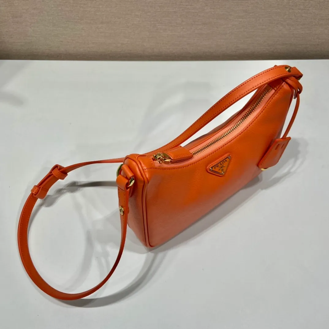 💰1320🎉New style🎉1BC204B handbag/underarm bag/crossbody bag This Hobo handbag/underarm bag/crossbody bag is very functional and can be used for three purposes in one bag. It is perfect🎉🎉It is made of imported cross-grain cowhide, which is more wear-resistant. The shoulder strap can be adjusted and switched at any time😘😘The upper body effect is beautiful, convenient and practical🎉🎉Hurry up and get it👏👏 Length 23x Height 17x Bottom 6.5cm🎉🎉🎉👏👏👏
