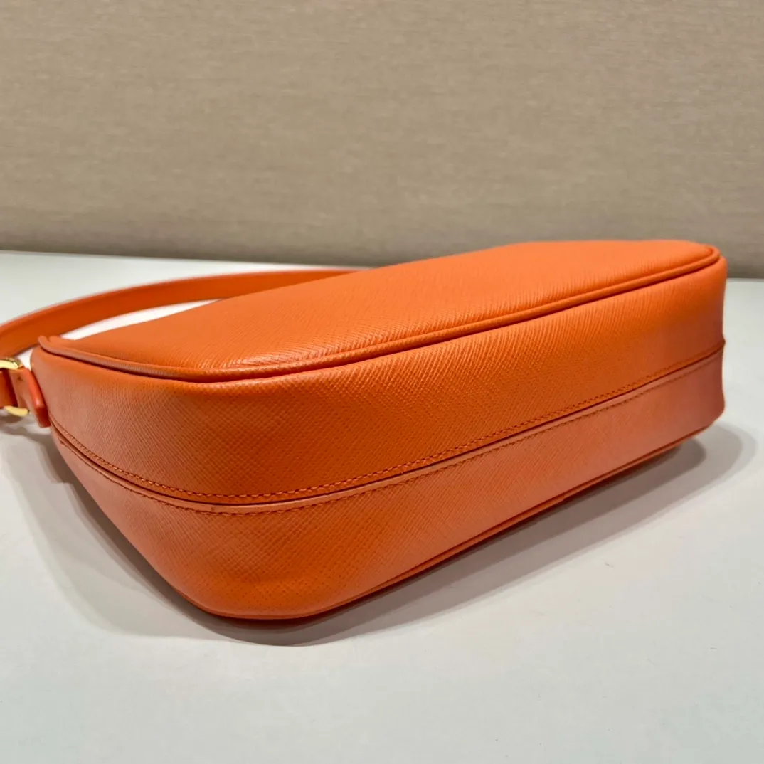 💰1320🎉New style🎉1BC204B handbag/underarm bag/crossbody bag This Hobo handbag/underarm bag/crossbody bag is very functional and can be used for three purposes in one bag. It is perfect🎉🎉It is made of imported cross-grain cowhide, which is more wear-resistant. The shoulder strap can be adjusted and switched at any time😘😘The upper body effect is beautiful, convenient and practical🎉🎉Hurry up and get it👏👏 Length 23x Height 17x Bottom 6.5cm🎉🎉🎉👏👏👏
