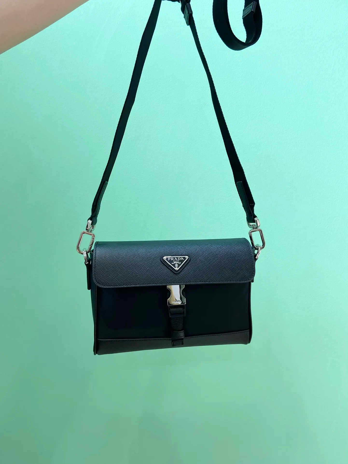 💰920🎉Xinyou Messenger Bag🎉2VD044/Cross Pattern/shipped👏👏 This shoulder bag is made of Re-Nylon recycled nylon material and decorated with leather details, highlighting a modern material mix design. Regenerated nylon yarn ECONYL® is made from recycled ocean plastics, fishing nets and textile fibers. The body of the bag is decorated with an enameled triangular metal logo, creating a distinct design style with iconic elements from the brand's history. This model has a large space😘, is simple and elegant, and is suitable for both men and women👫👫. It is also a popular style that will never go out of style🎉🎉Hurry up and get it🎉🎉Length 20c, height 15.5x bottom 4cm🎉🎉🎉👏👏👏
