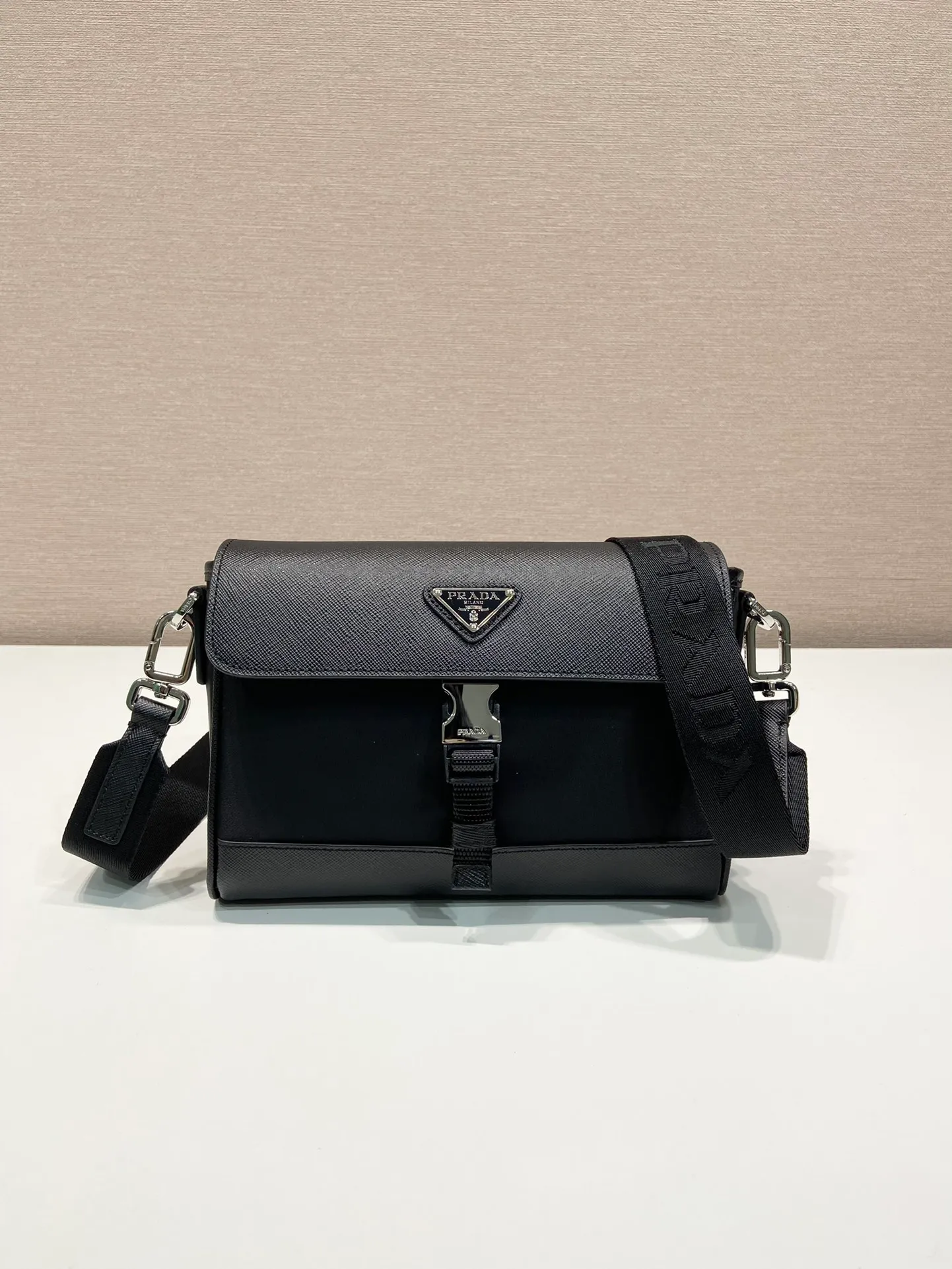 💰920🎉Xinyou Messenger Bag🎉2VD044/Cross Pattern/shipped👏👏 This shoulder bag is made of Re-Nylon recycled nylon material and decorated with leather details, highlighting a modern material mix design. Regenerated nylon yarn ECONYL® is made from recycled ocean plastics, fishing nets and textile fibers. The body of the bag is decorated with an enameled triangular metal logo, creating a distinct design style with iconic elements from the brand's history. This model has a large space😘, is simple and elegant, and is suitable for both men and women👫👫. It is also a popular style that will never go out of style🎉🎉Hurry up and get it🎉🎉Length 20c, height 15.5x bottom 4cm🎉🎉🎉👏👏👏