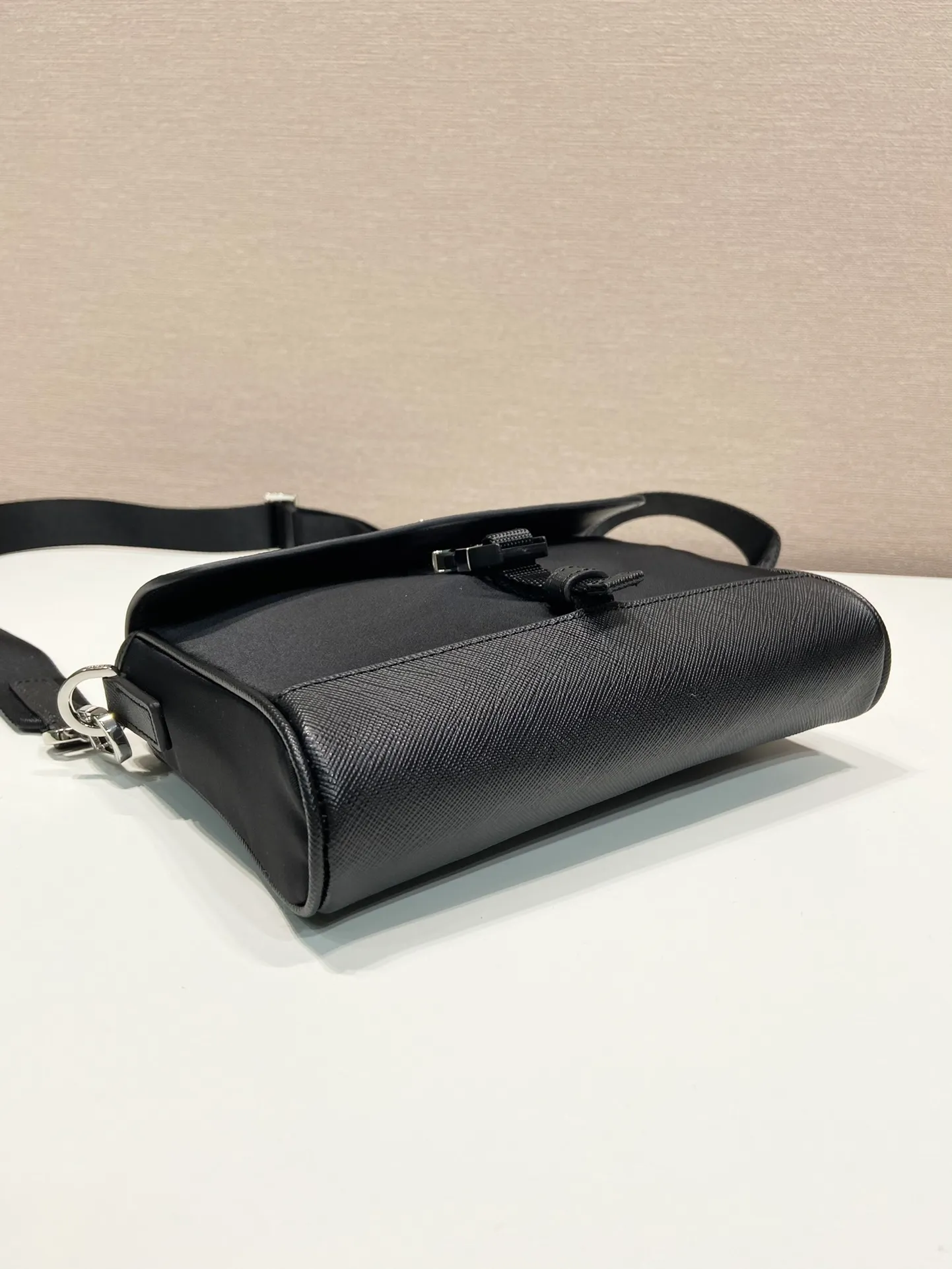 💰920🎉Xinyou Messenger Bag🎉2VD044/Cross Pattern/shipped👏👏 This shoulder bag is made of Re-Nylon recycled nylon material and decorated with leather details, highlighting a modern material mix design. Regenerated nylon yarn ECONYL® is made from recycled ocean plastics, fishing nets and textile fibers. The body of the bag is decorated with an enameled triangular metal logo, creating a distinct design style with iconic elements from the brand's history. This model has a large space😘, is simple and elegant, and is suitable for both men and women👫👫. It is also a popular style that will never go out of style🎉🎉Hurry up and get it🎉🎉Length 20c, height 15.5x bottom 4cm🎉🎉🎉👏👏👏