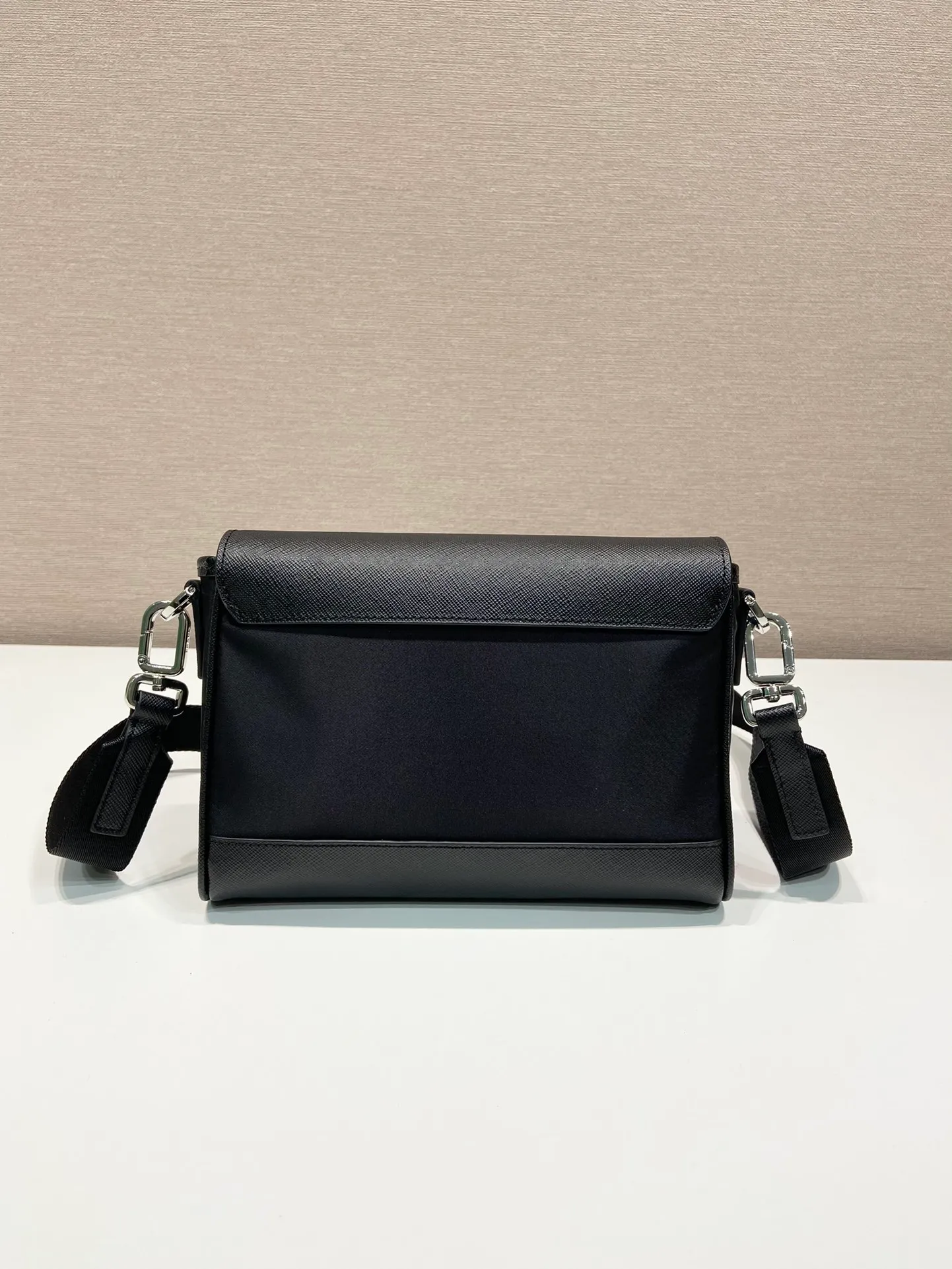 💰920🎉Xinyou Messenger Bag🎉2VD044/Cross Pattern/shipped👏👏 This shoulder bag is made of Re-Nylon recycled nylon material and decorated with leather details, highlighting a modern material mix design. Regenerated nylon yarn ECONYL® is made from recycled ocean plastics, fishing nets and textile fibers. The body of the bag is decorated with an enameled triangular metal logo, creating a distinct design style with iconic elements from the brand's history. This model has a large space😘, is simple and elegant, and is suitable for both men and women👫👫. It is also a popular style that will never go out of style🎉🎉Hurry up and get it🎉🎉Length 20c, height 15.5x bottom 4cm🎉🎉🎉👏👏👏