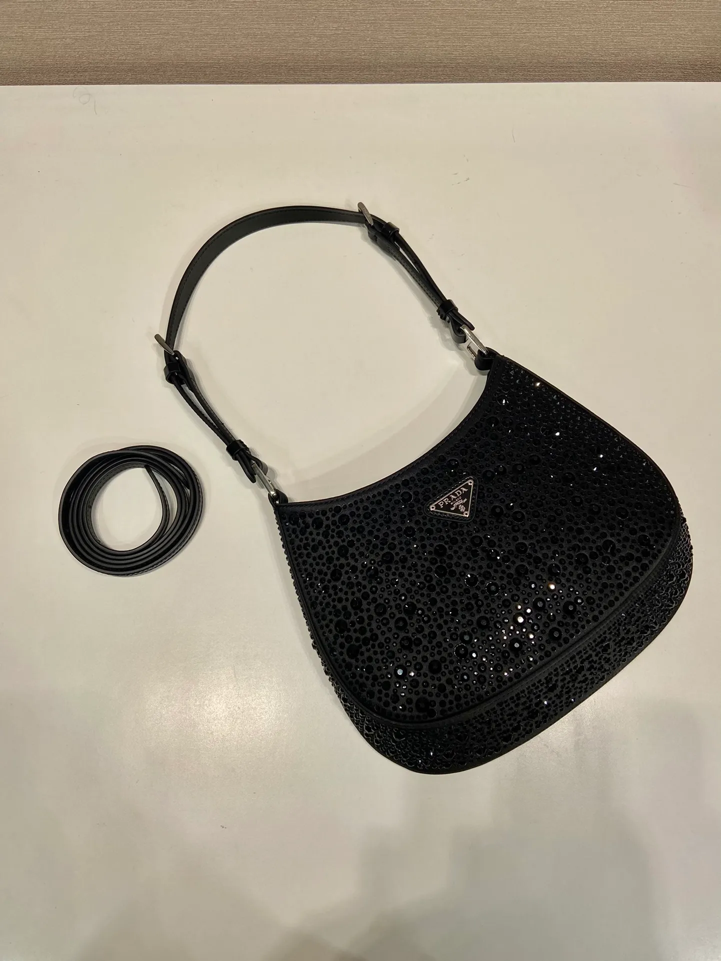 💰1260🎉Gypsophila underarm bag🎉1BC169 new color😘😘 This Cleo satin handbag is covered with sparkling imported crystals of different sizes. It has two adjustable and interchangeable cowhide shoulder straps for easy shoulder/cross-body design, giving it a refined charm. The retro curved silhouette is unique. This gypsophila underbelly bag appears to be more feminine, elegant and modern. So beautiful😘Everywhere you go, you will turn heads👏Hurry up and get it😘😘 Length 22x height 18.5x base 4.5cm👏👏👏🎉🎉🎉