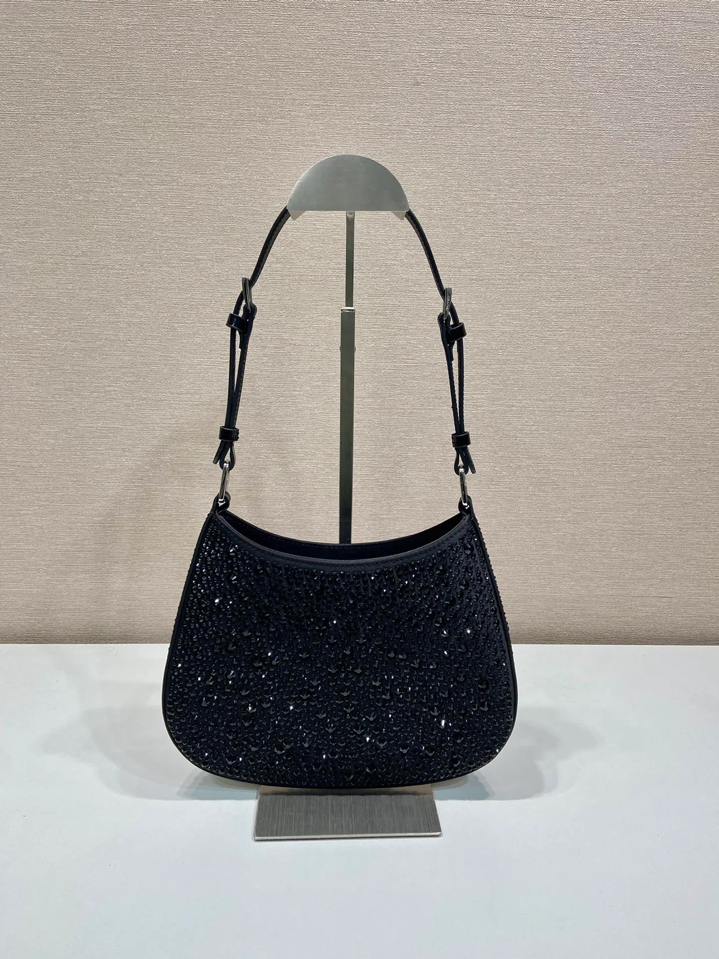 💰1260🎉Gypsophila underarm bag🎉1BC169 new color😘😘 This Cleo satin handbag is covered with sparkling imported crystals of different sizes. It has two adjustable and interchangeable cowhide shoulder straps for easy shoulder/cross-body design, giving it a refined charm. The retro curved silhouette is unique. This gypsophila underbelly bag appears to be more feminine, elegant and modern. So beautiful😘Everywhere you go, you will turn heads👏Hurry up and get it😘😘 Length 22x height 18.5x base 4.5cm👏👏👏🎉🎉🎉
