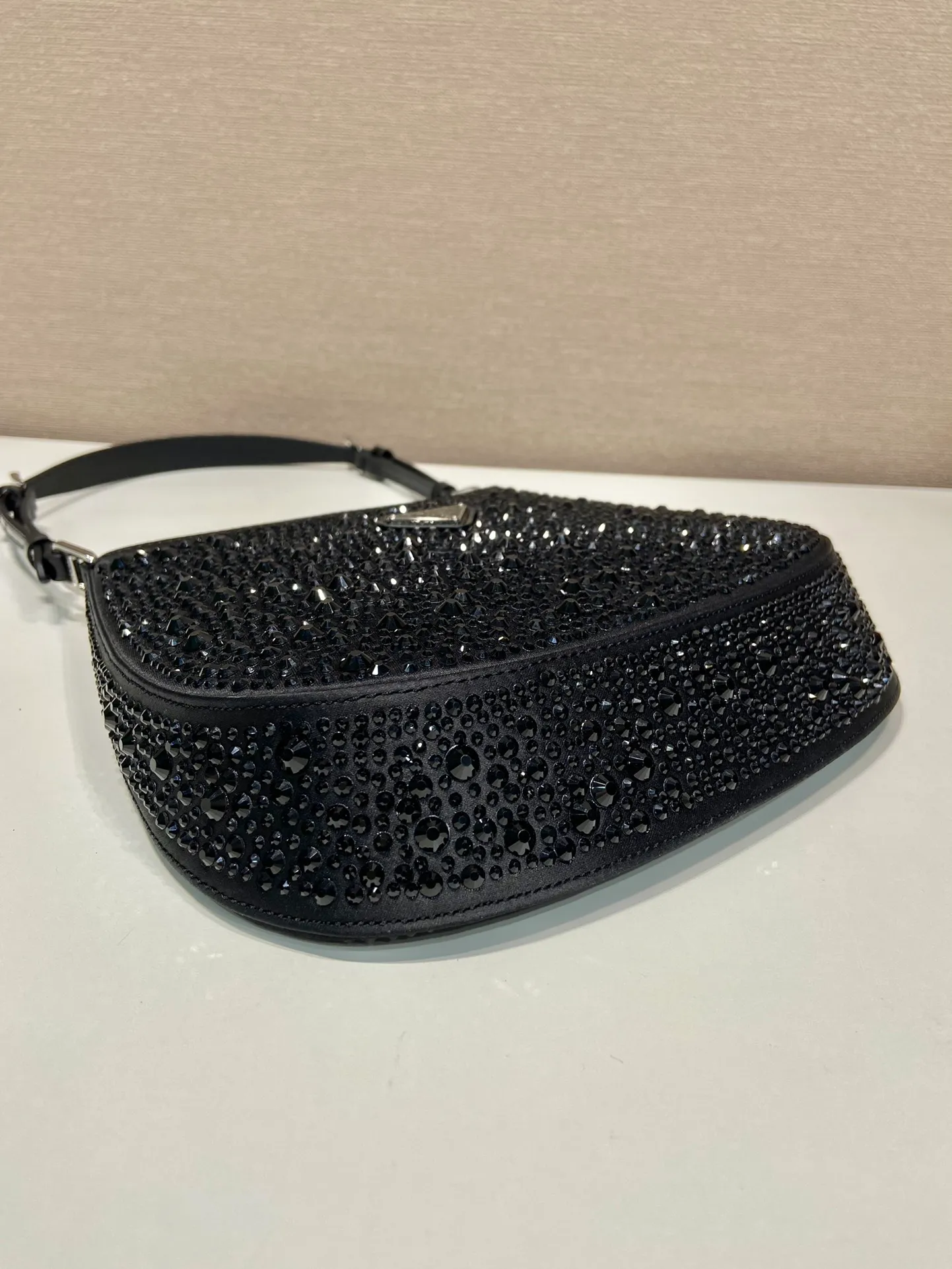 💰1260🎉Gypsophila underarm bag🎉1BC169 new color😘😘 This Cleo satin handbag is covered with sparkling imported crystals of different sizes. It has two adjustable and interchangeable cowhide shoulder straps for easy shoulder/cross-body design, giving it a refined charm. The retro curved silhouette is unique. This gypsophila underbelly bag appears to be more feminine, elegant and modern. So beautiful😘Everywhere you go, you will turn heads👏Hurry up and get it😘😘 Length 22x height 18.5x base 4.5cm👏👏👏🎉🎉🎉