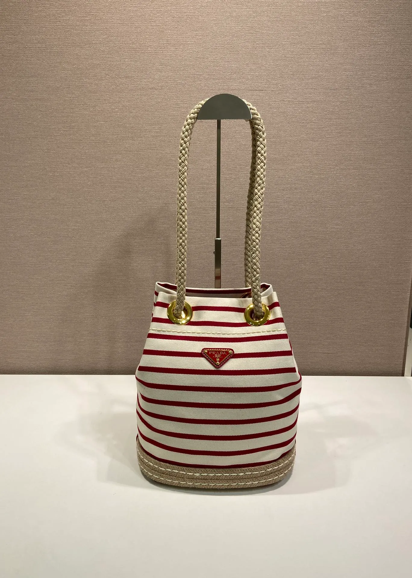 💰1160🎉New Bucket Bag🎉1BE082 Striped Style🎉🎉 This fabric bucket bag is decorated with nautical striped patterns to add color to the look. The design of the bottom is inspired by espadrilles, and the rope is another detail element symbolizing the nautical world, which together create a strong summer style. Top-grade hardware, large capacity, very casual and fashionable, a must-have for summer, and a popular style that will never go out of style. Baby, hurry up and get it🎉🎉 Length 28x Height 23.5x Bottom 15cm🎉🎉🎉💰💰💰