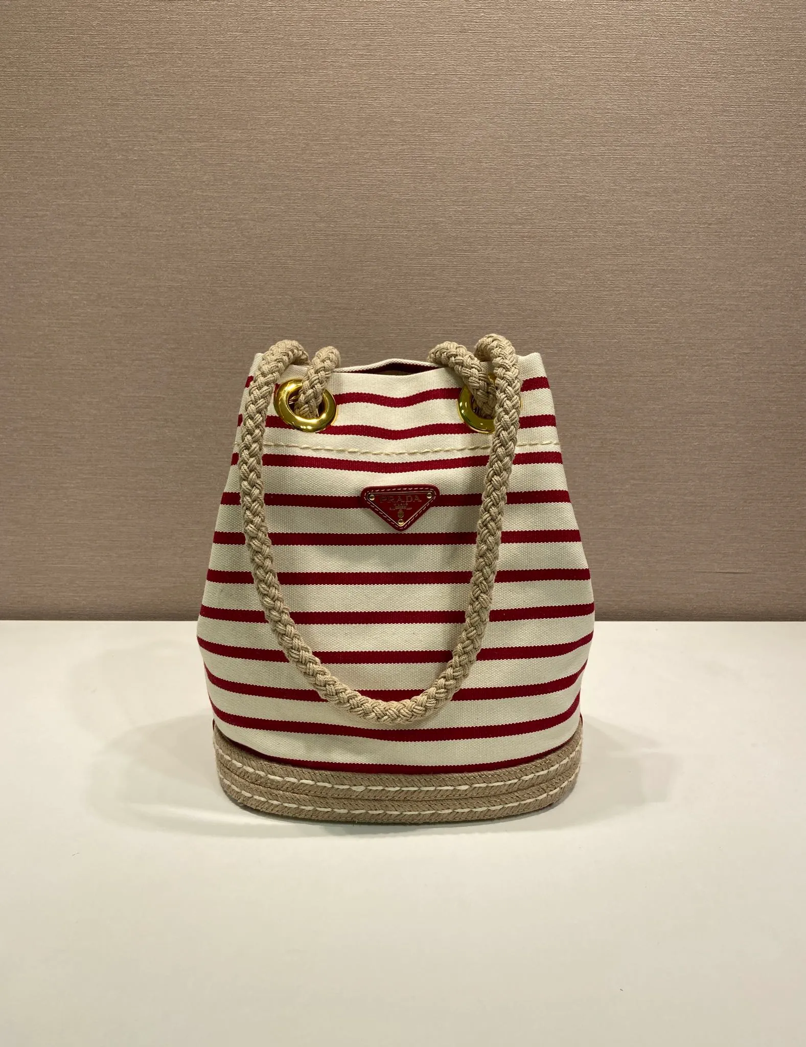 💰1160🎉New Bucket Bag🎉1BE082 Striped Style🎉🎉 This fabric bucket bag is decorated with nautical striped patterns to add color to the look. The design of the bottom is inspired by espadrilles, and the rope is another detail element symbolizing the nautical world, which together create a strong summer style. Top-grade hardware, large capacity, very casual and fashionable, a must-have for summer, and a popular style that will never go out of style. Baby, hurry up and get it🎉🎉 Length 28x Height 23.5x Bottom 15cm🎉🎉🎉💰💰💰