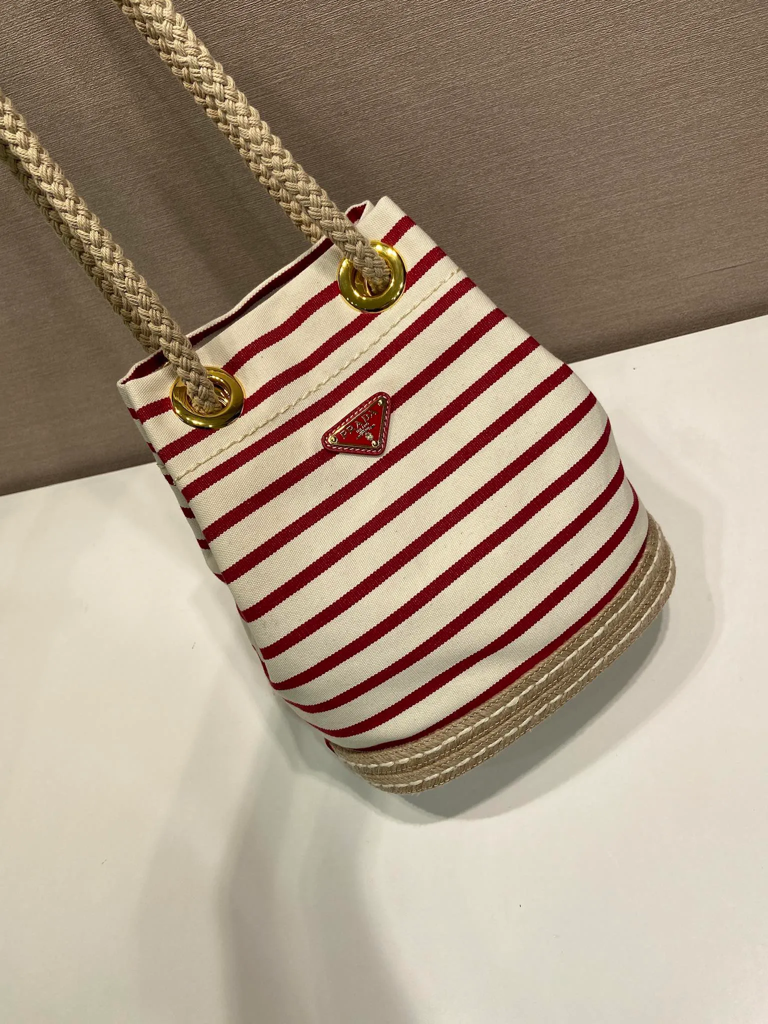 💰1160🎉New Bucket Bag🎉1BE082 Striped Style🎉🎉 This fabric bucket bag is decorated with nautical striped patterns to add color to the look. The design of the bottom is inspired by espadrilles, and the rope is another detail element symbolizing the nautical world, which together create a strong summer style. Top-grade hardware, large capacity, very casual and fashionable, a must-have for summer, and a popular style that will never go out of style. Baby, hurry up and get it🎉🎉 Length 28x Height 23.5x Bottom 15cm🎉🎉🎉💰💰💰