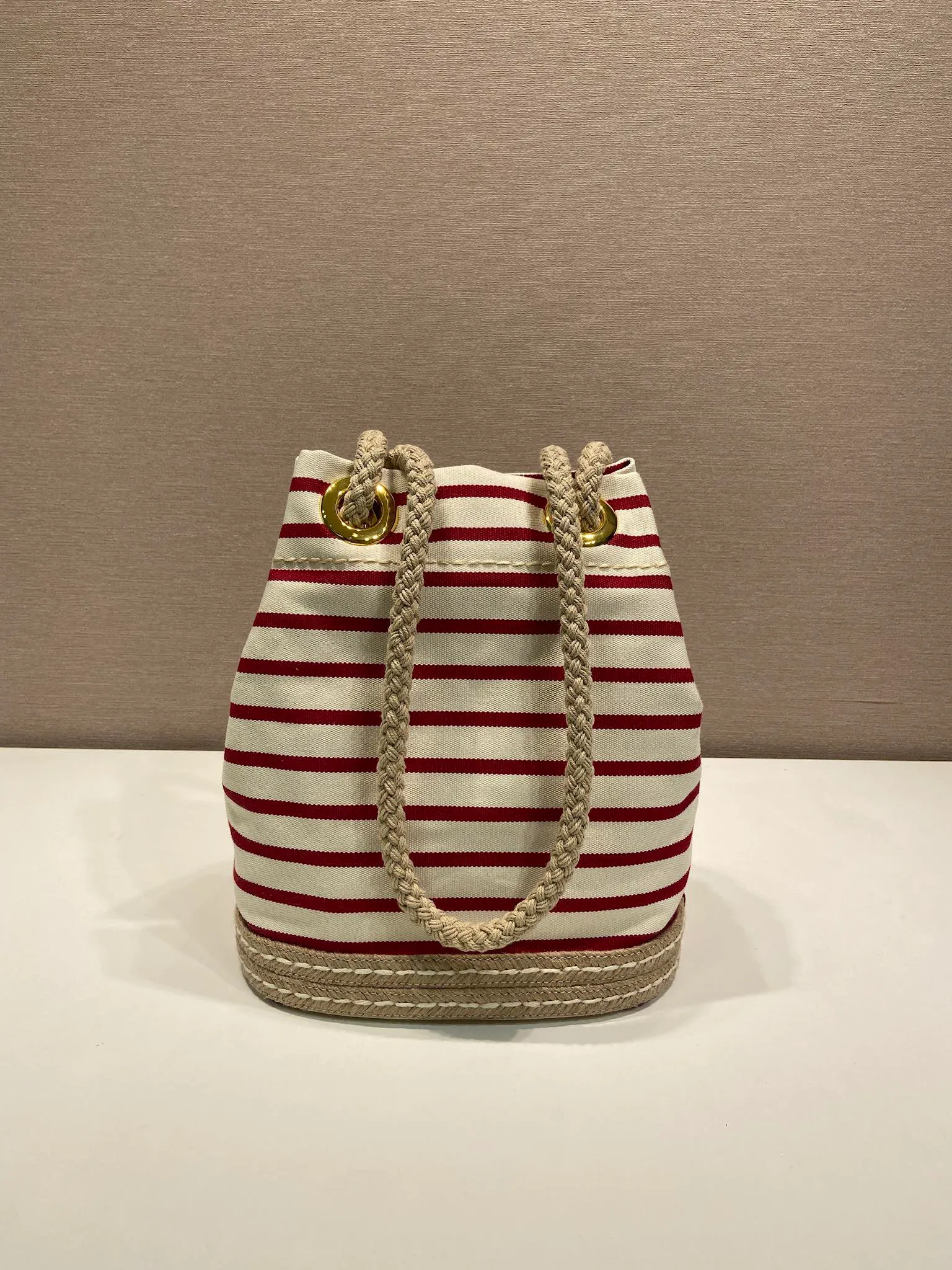 💰1160🎉New Bucket Bag🎉1BE082 Striped Style🎉🎉 This fabric bucket bag is decorated with nautical striped patterns to add color to the look. The design of the bottom is inspired by espadrilles, and the rope is another detail element symbolizing the nautical world, which together create a strong summer style. Top-grade hardware, large capacity, very casual and fashionable, a must-have for summer, and a popular style that will never go out of style. Baby, hurry up and get it🎉🎉 Length 28x Height 23.5x Bottom 15cm🎉🎉🎉💰💰💰