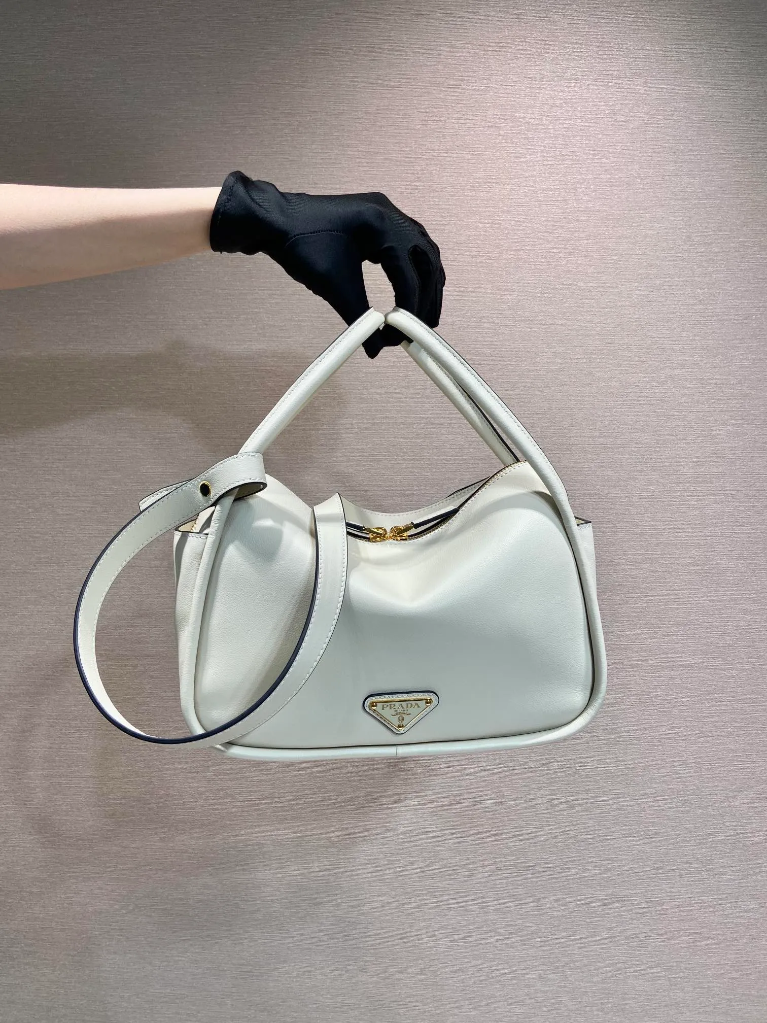 💰1500🎉New product🎉1BA451🎉🎉 This handbag is made of imported calfskin, with a double-hand design, a fashionable yet casual attitude, and decorated with exquisite details and metal accessories. Comes with a detachable shoulder strap. It has a large capacity, is simple and elegant, and is a popular style that will never go out of style🎉🎉 Length 25x height 18x ​​bottom 10cm🎉🎉🎉👏👏👏