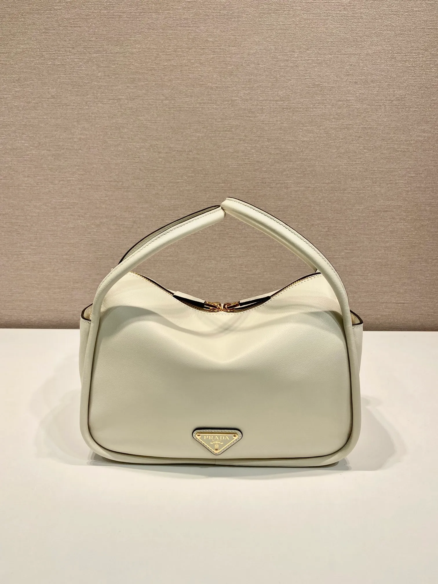 💰1500🎉New product🎉1BA451🎉🎉 This handbag is made of imported calfskin, with a double-hand design, a fashionable yet casual attitude, and decorated with exquisite details and metal accessories. Comes with a detachable shoulder strap. It has a large capacity, is simple and elegant, and is a popular style that will never go out of style🎉🎉 Length 25x height 18x ​​bottom 10cm🎉🎉🎉👏👏👏