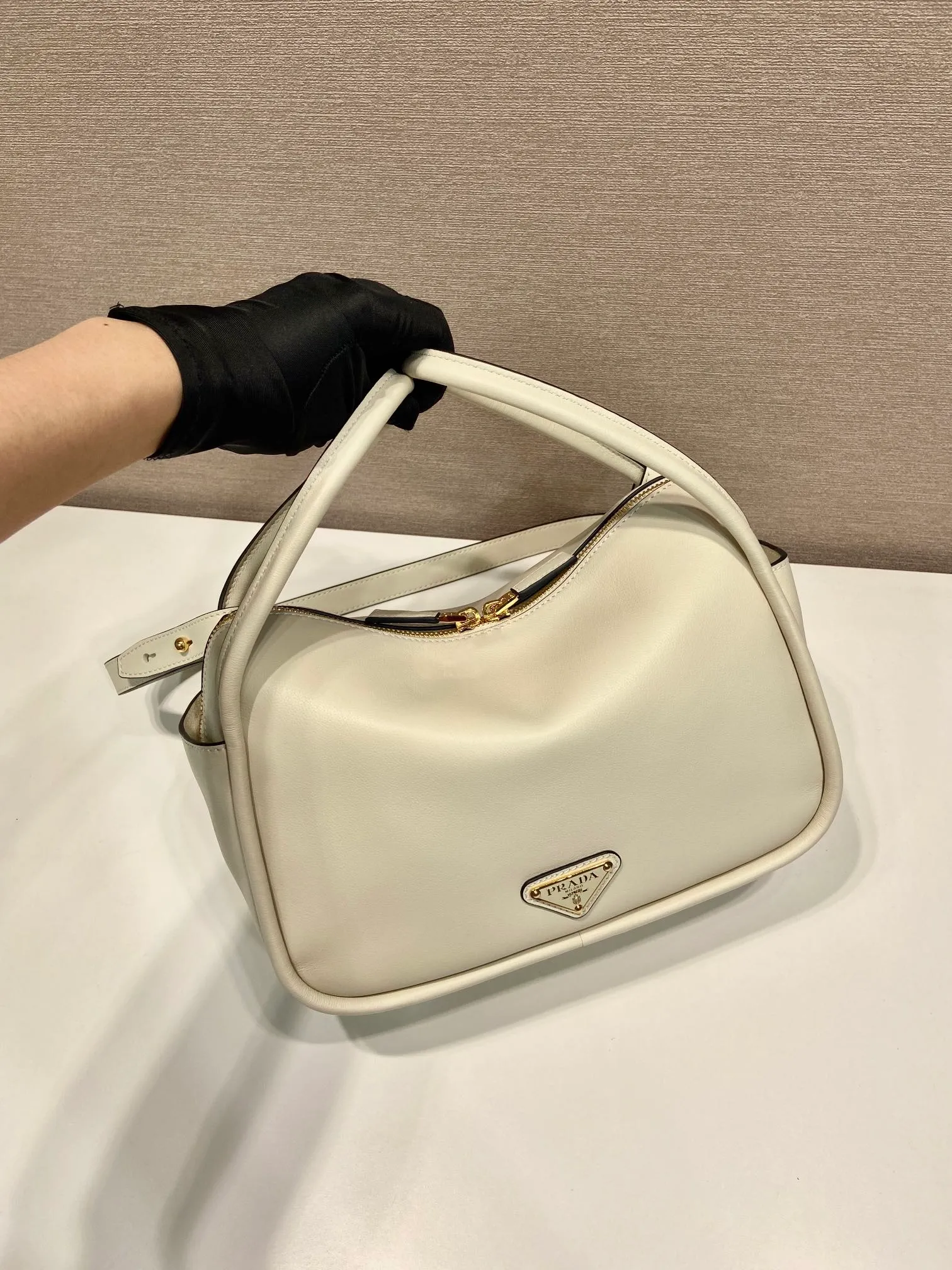 💰1500🎉New product🎉1BA451🎉🎉 This handbag is made of imported calfskin, with a double-hand design, a fashionable yet casual attitude, and decorated with exquisite details and metal accessories. Comes with a detachable shoulder strap. It has a large capacity, is simple and elegant, and is a popular style that will never go out of style🎉🎉 Length 25x height 18x ​​bottom 10cm🎉🎉🎉👏👏👏