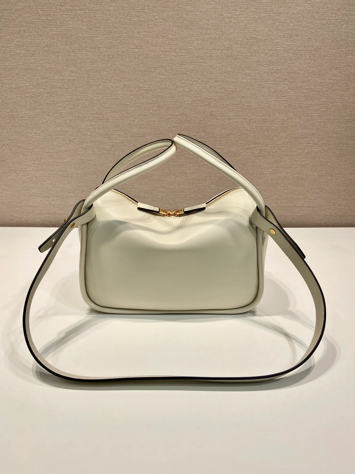💰1500🎉New product🎉1BA451🎉🎉 This handbag is made of imported calfskin, with a double-hand design, a fashionable yet casual attitude, and decorated with exquisite details and metal accessories. Comes with a detachable shoulder strap. It has a large capacity, is simple and elegant, and is a popular style that will never go out of style🎉🎉 Length 25x height 18x ​​bottom 10cm🎉🎉🎉👏👏👏