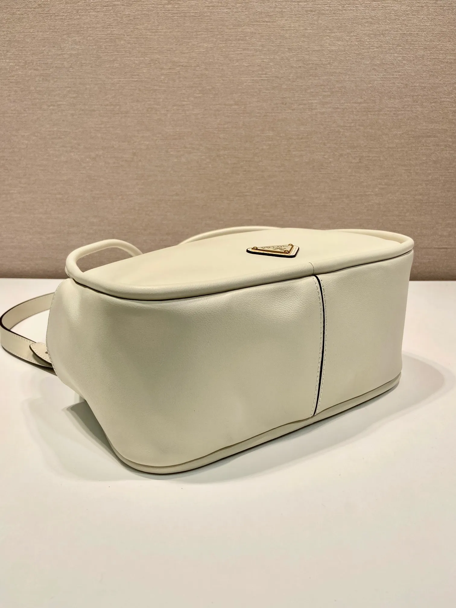 💰1500🎉New product🎉1BA451🎉🎉 This handbag is made of imported calfskin, with a double-hand design, a fashionable yet casual attitude, and decorated with exquisite details and metal accessories. Comes with a detachable shoulder strap. It has a large capacity, is simple and elegant, and is a popular style that will never go out of style🎉🎉 Length 25x height 18x ​​bottom 10cm🎉🎉🎉👏👏👏